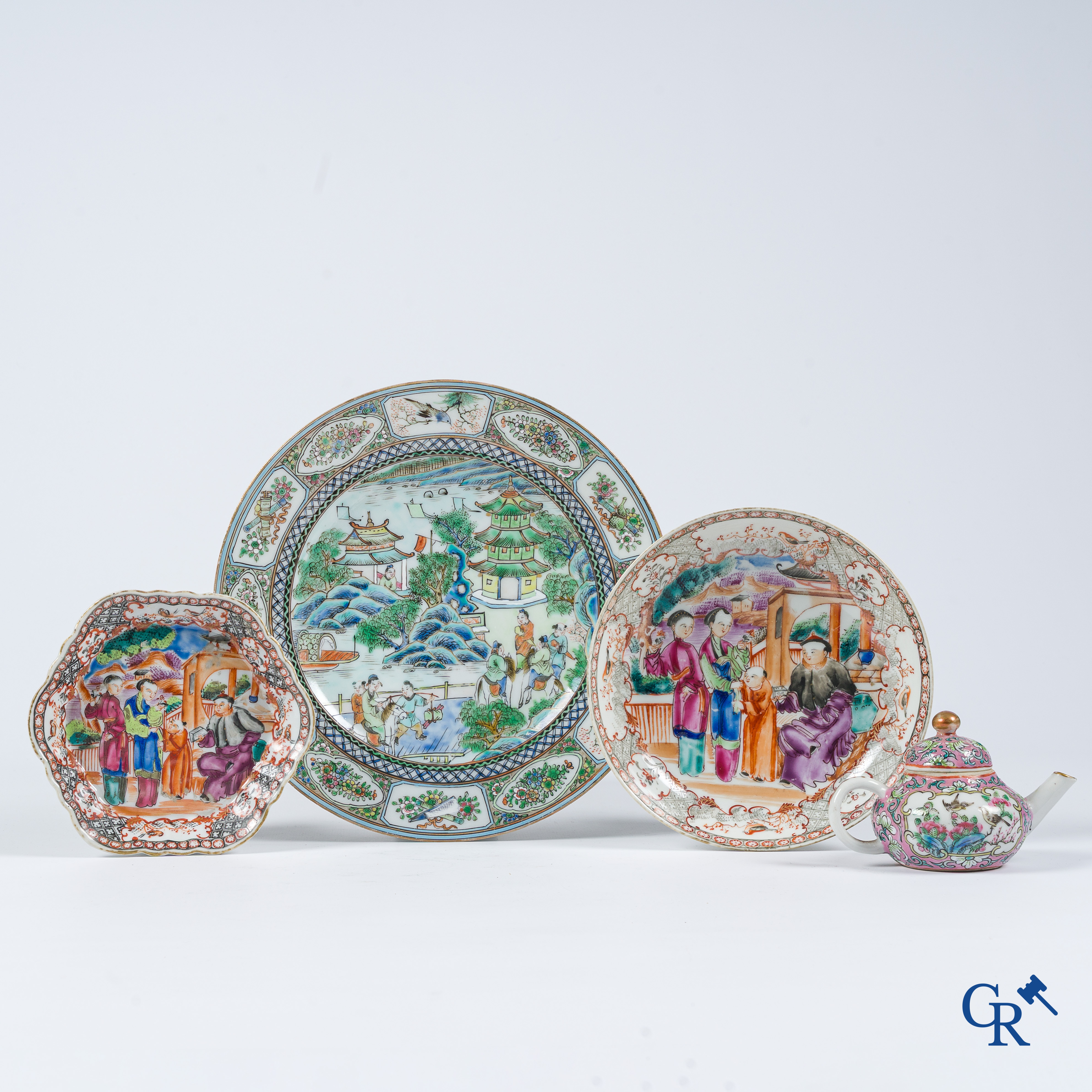 Aziatica. Een octagonale en een diepe schotel met Mandarijn decor en een 19e eeuwse theekan en bord.