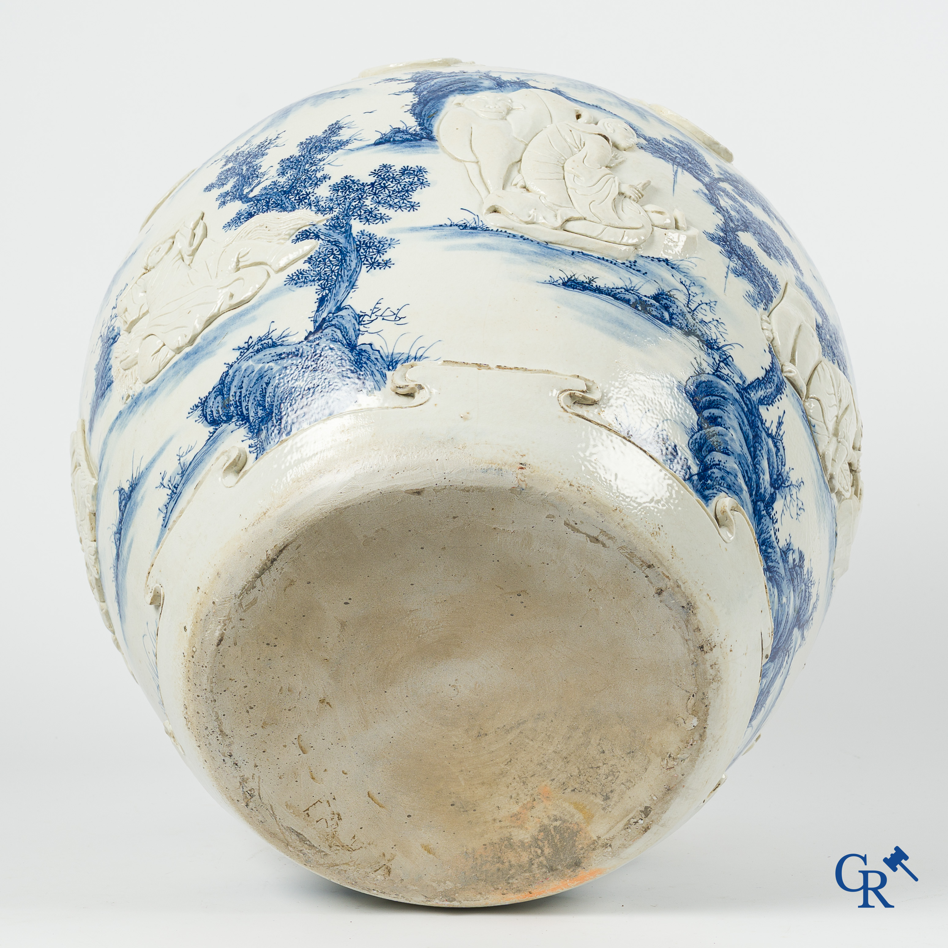 Aziatica. Oosters porselein. Grote cache pot, reliëfdecor op een blauw-wit landschap achtergrond. 19e eeuw.