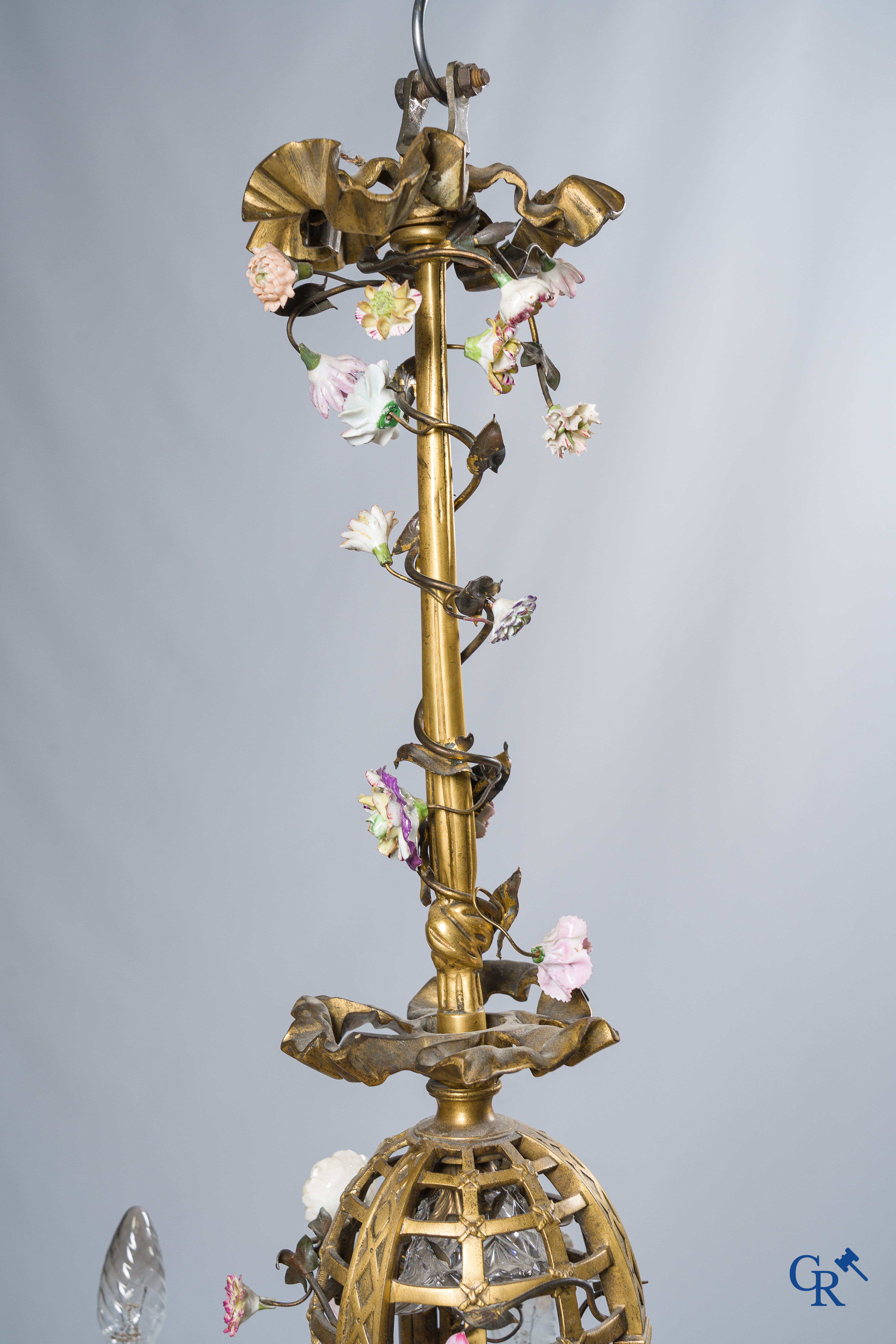 Meissen of Vincennes. "Lustre à cage" in brons met porselein bloemen. LXVI-stijl. Circa 1900.