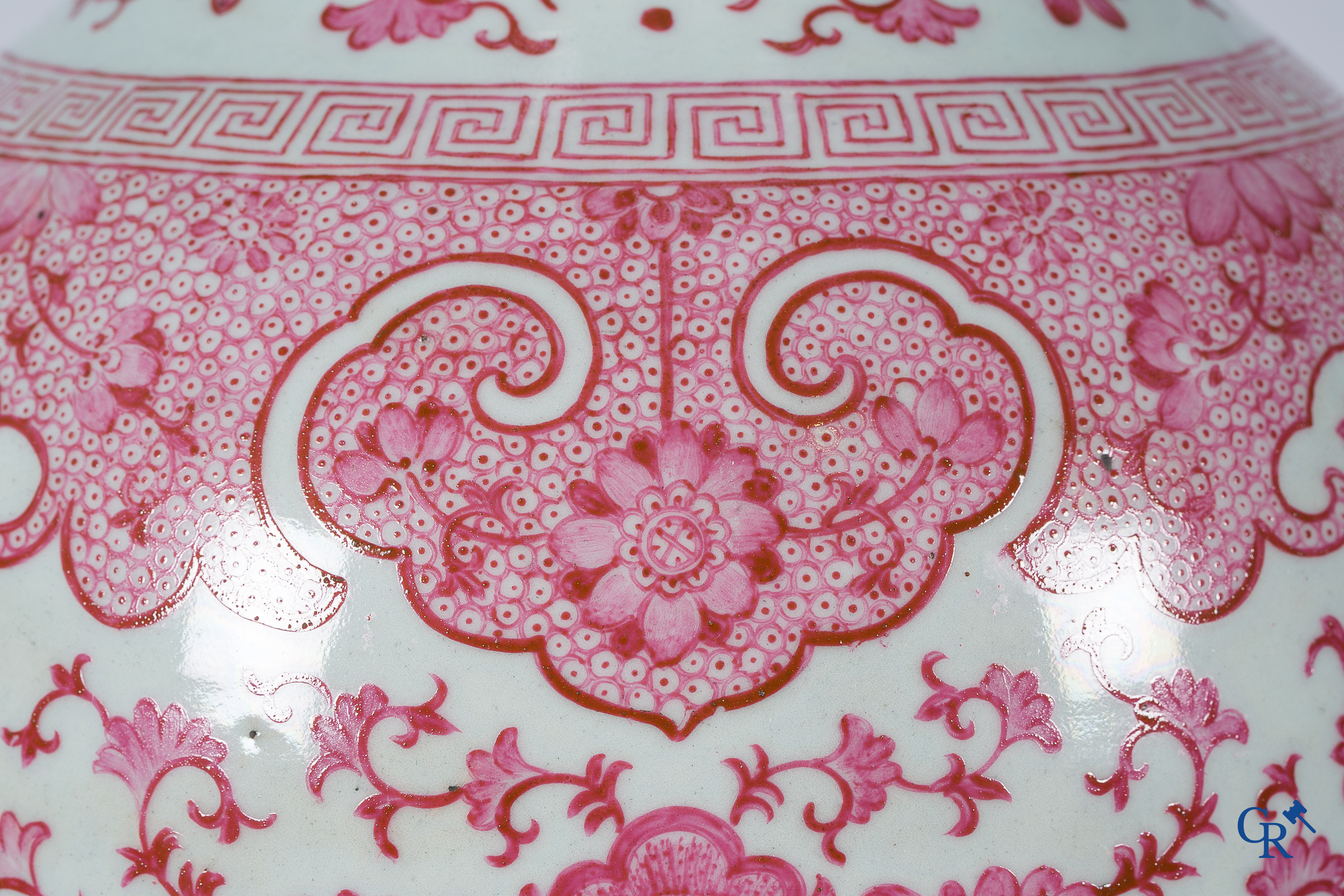 Aziatica. Chinees porselein. Grote baluster vaas met purperroze motieven. 19e eeuw.