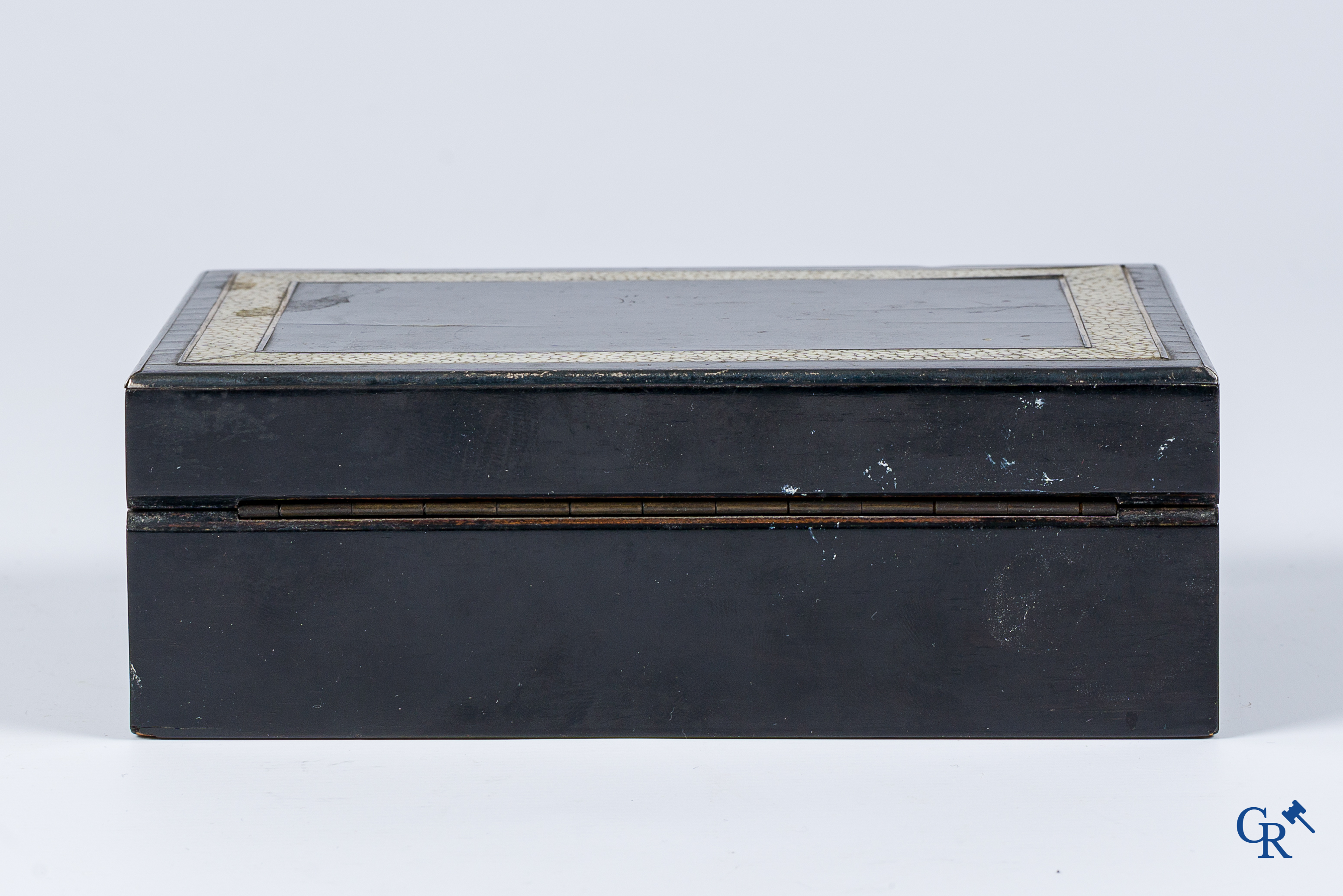 Alfred Dunhill, Londres. Art déco. Boîte à cigares en placage d'ébène et bois cubain incrusté d'argent et de galuchat.