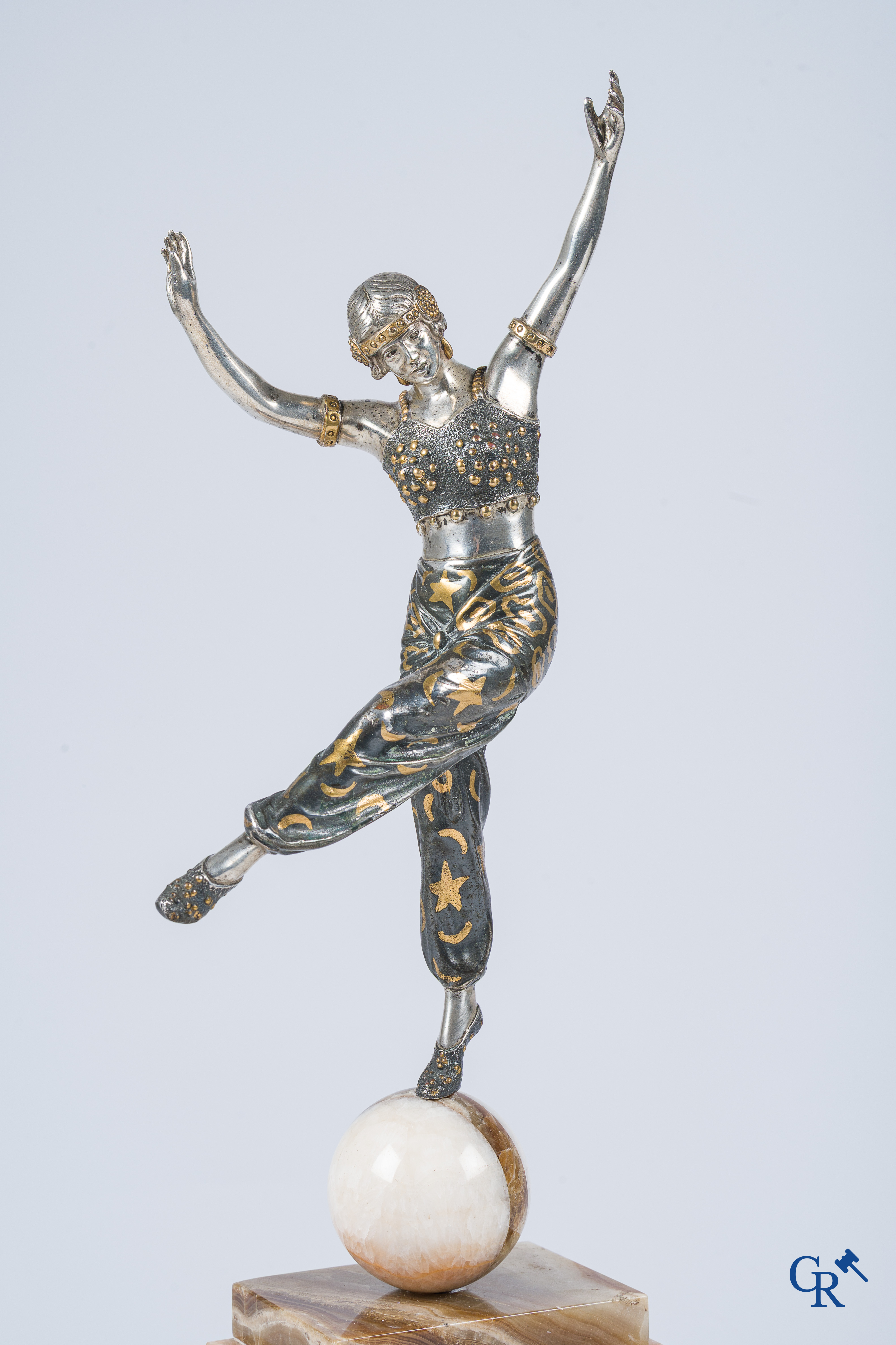 Art Deco. Oriëntaalse danseres in verzilverd en gepatineerd brons in damas. Sokkel in marmer en onix. Circa 1925.