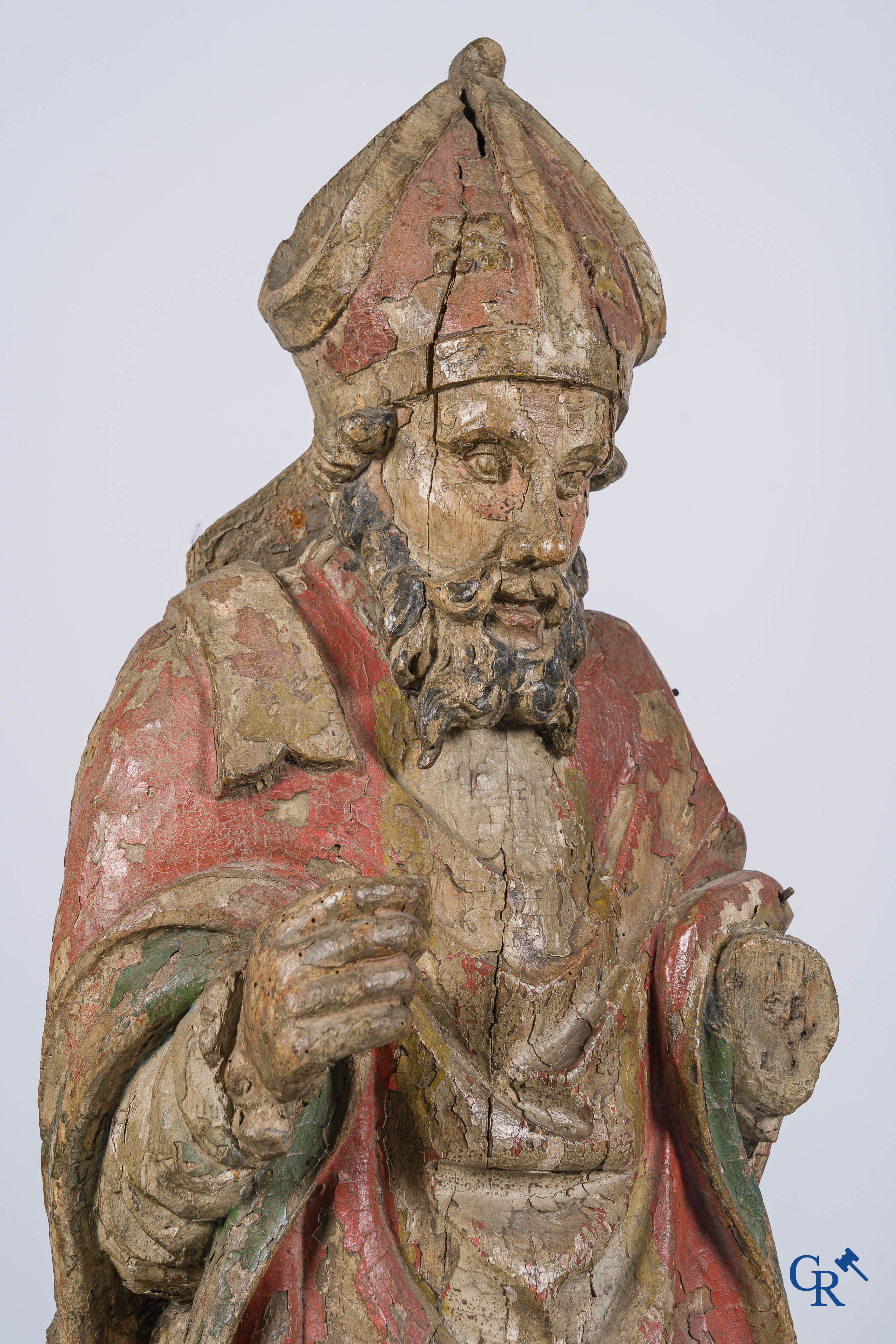 Grote voorstelling van een bisschop in cathedra. Gesculpteerd en gepolychromeerd lindenhout. 17e eeuw.