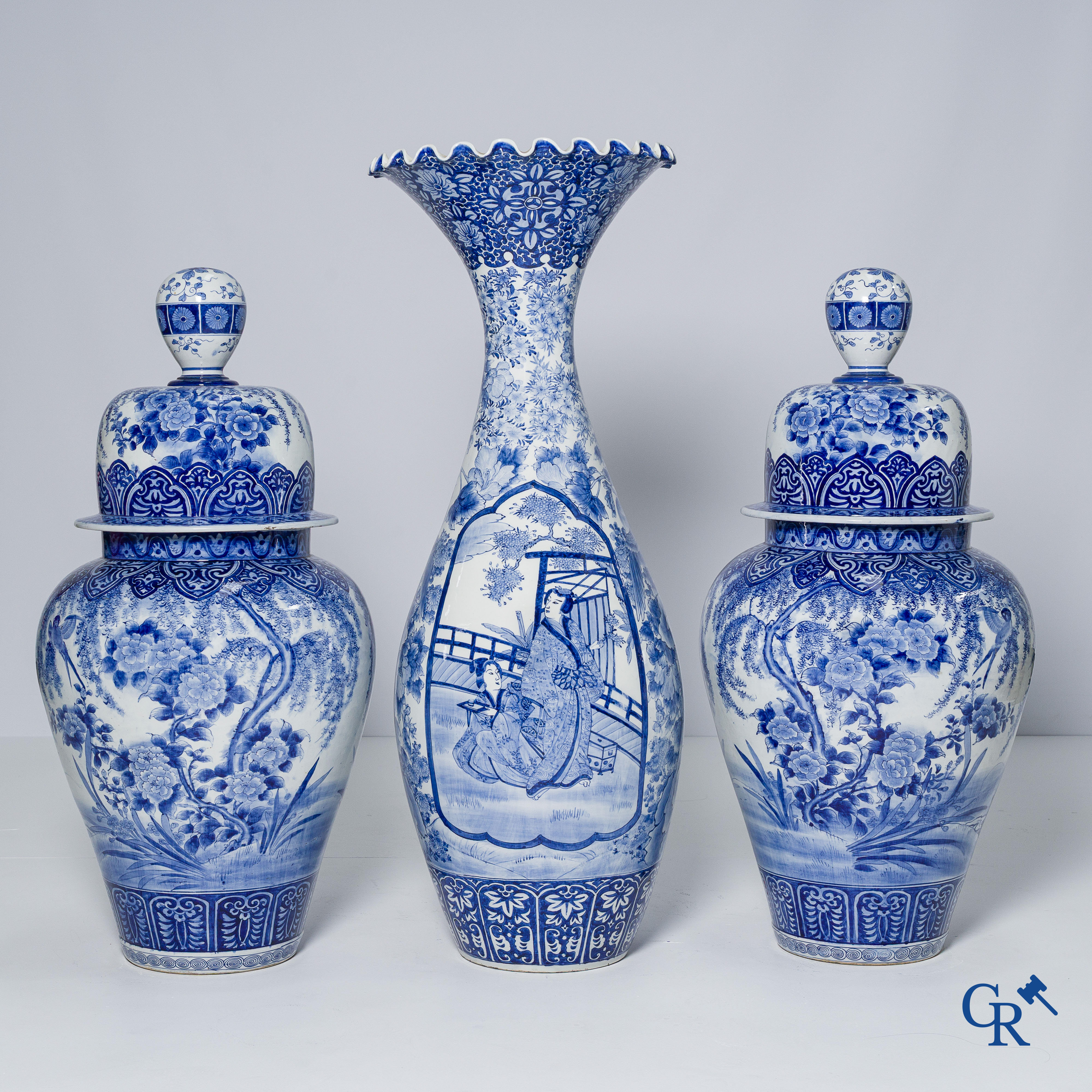 Aziatica. Imposant paar Japanse blauw-wit vazen in porselein. Een grote Japanse vaas bijgevoegd. 19e eeuw.