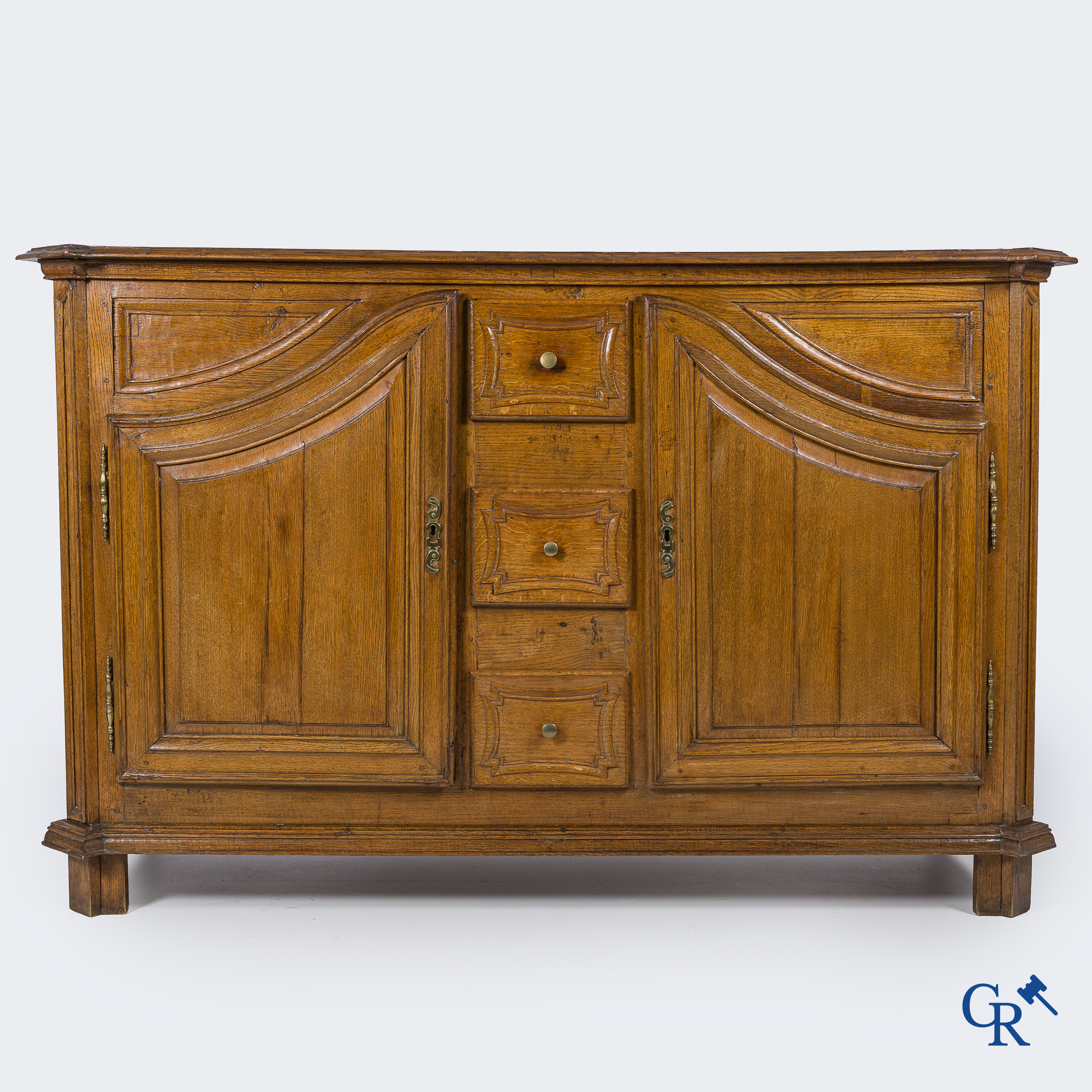Meubilair. Mooie eikenhouten franse dressoir met gewelfde deuren. Eind 18e eeuw.