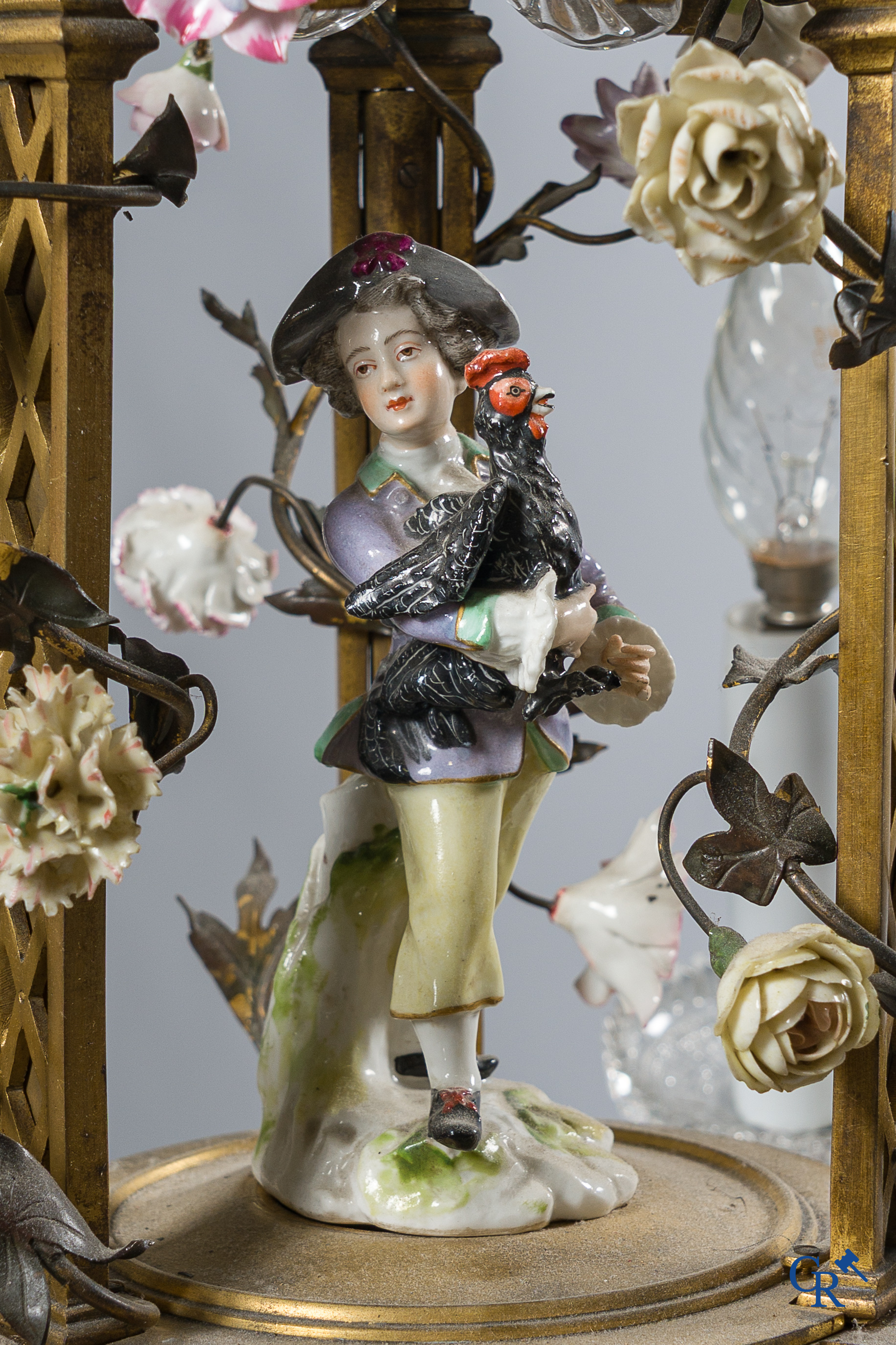 Meissen of Vincennes. "Lustre à cage" in brons met porselein bloemen. LXVI-stijl. Circa 1900.