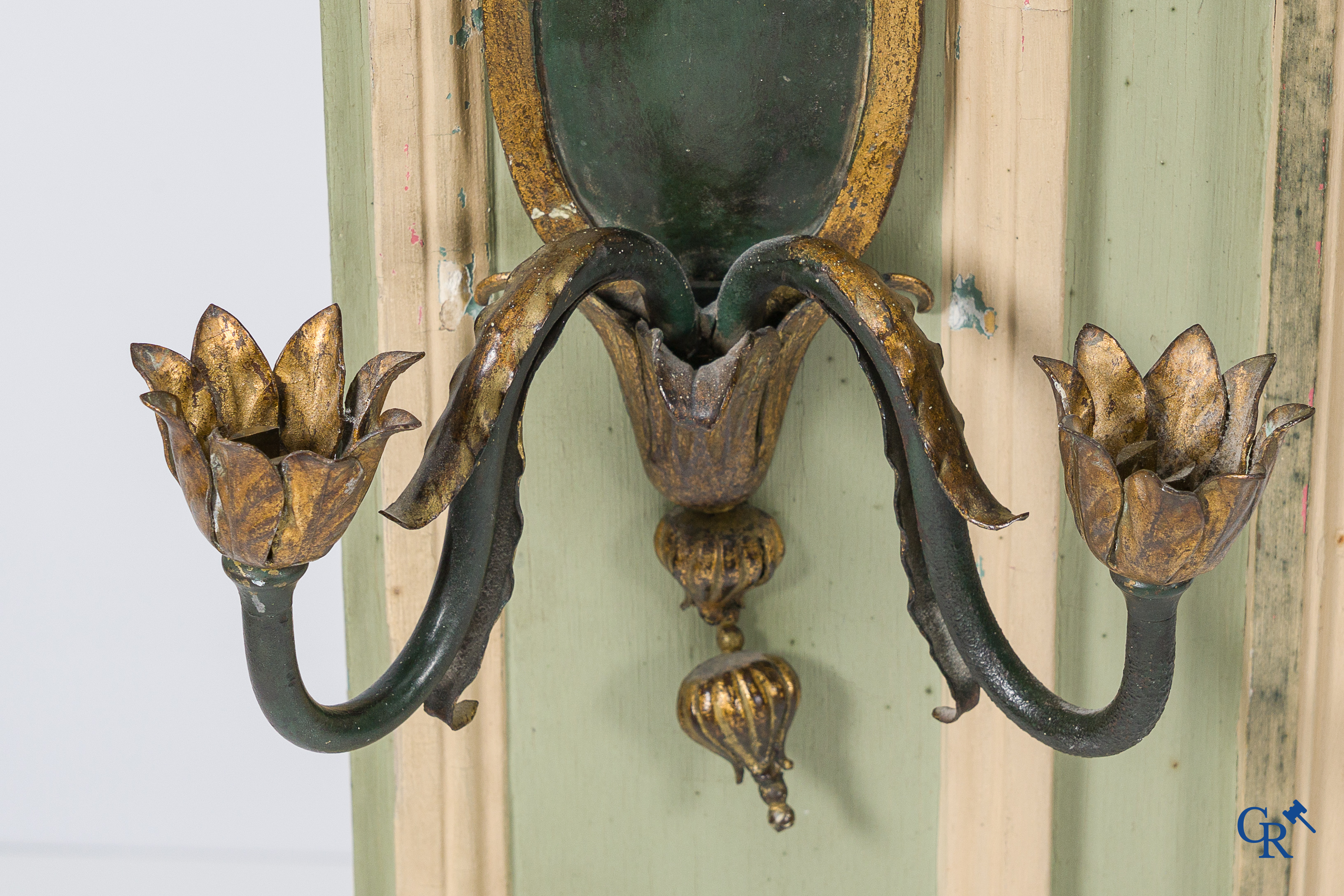 Een decoratieve groen- en wit gepatineerde houten schouwspiegel. Frankrijk, eind 18e eeuw.