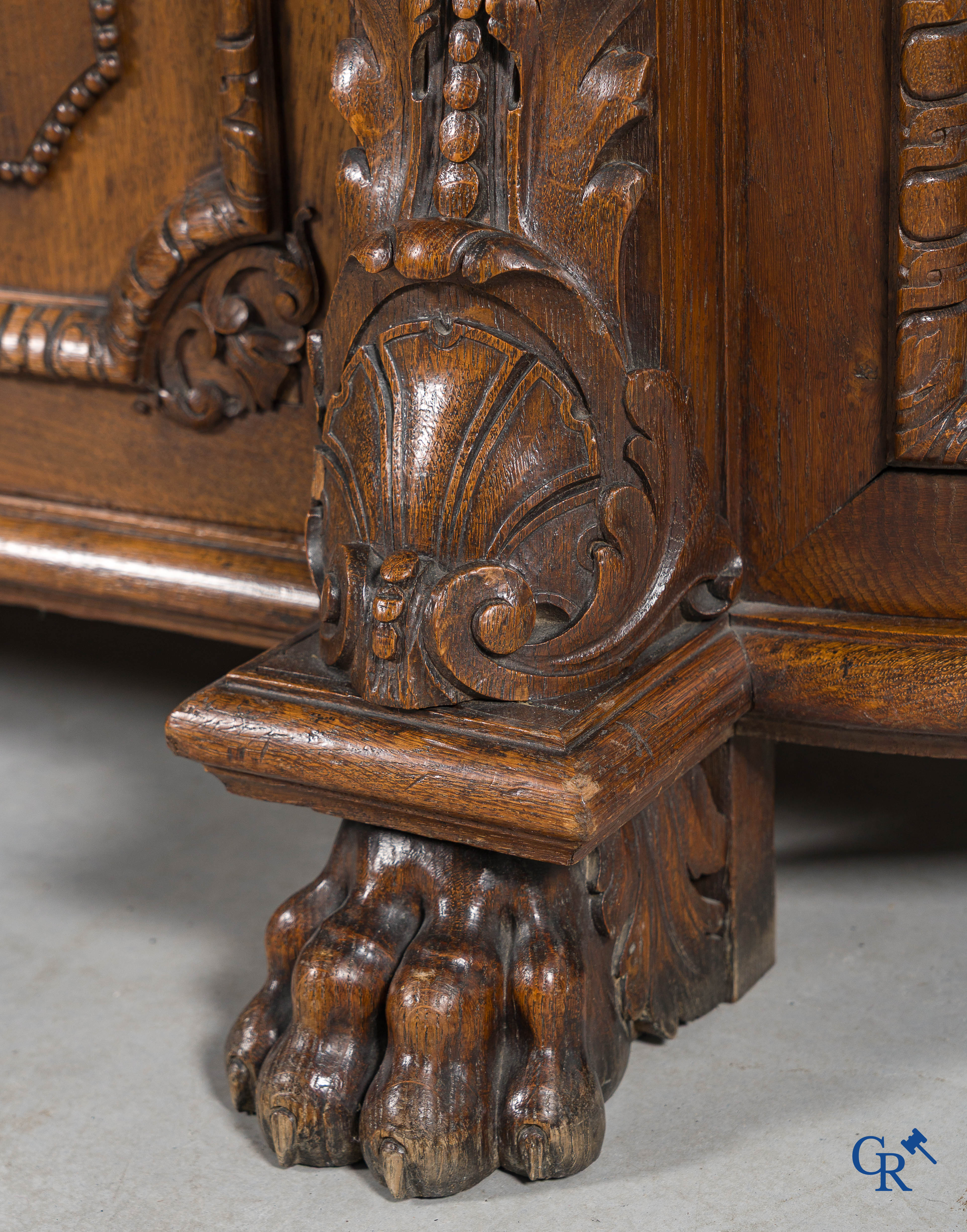 Meubelen. Rijkelijk gesculpteerd desserte meubel met wapenschilden in eikenhout. Louis XIII-stijl, 19de eeuw.