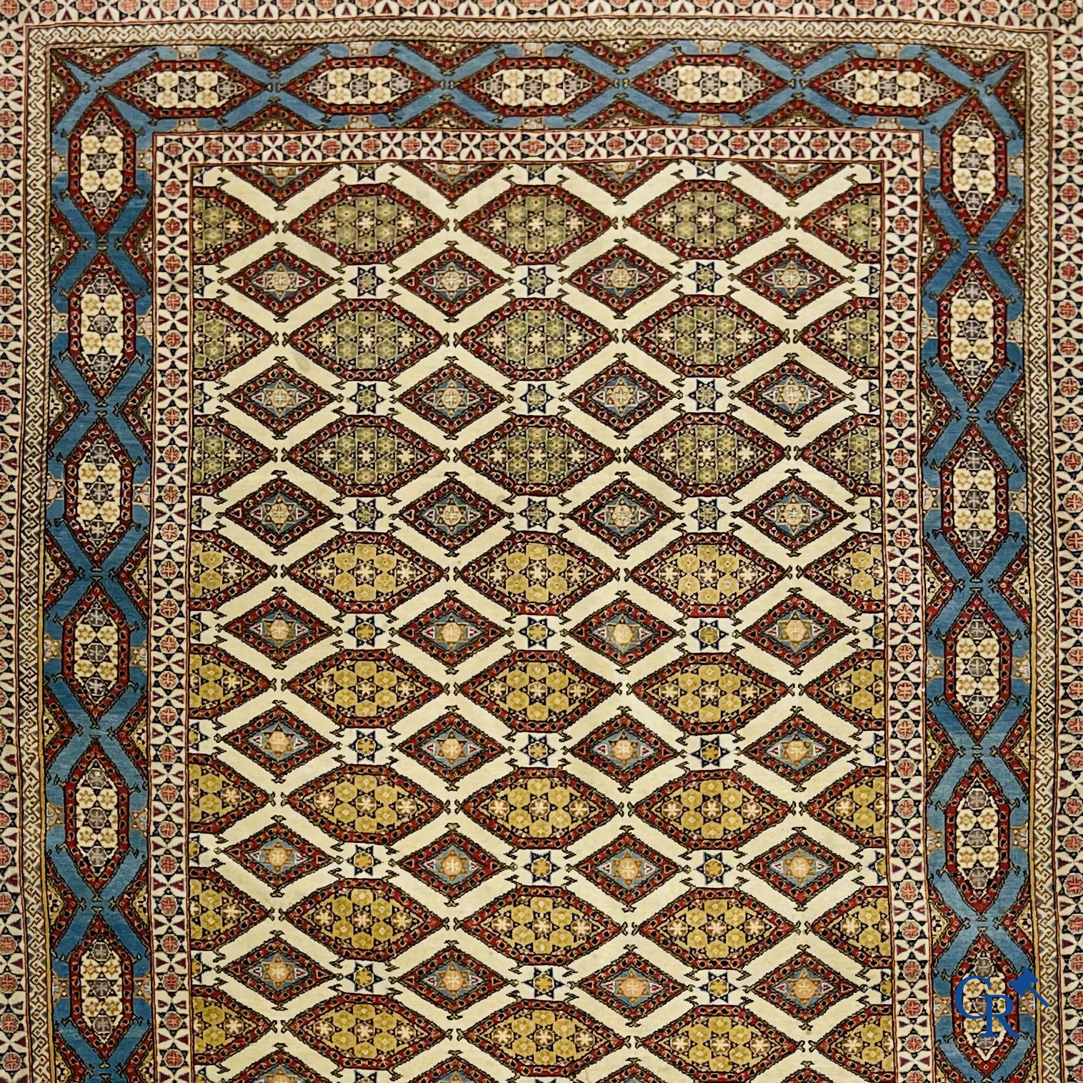Oosterse tapijten. Ghoum. Perzisch tapijt met geometrische motieven. Zijde en wol.