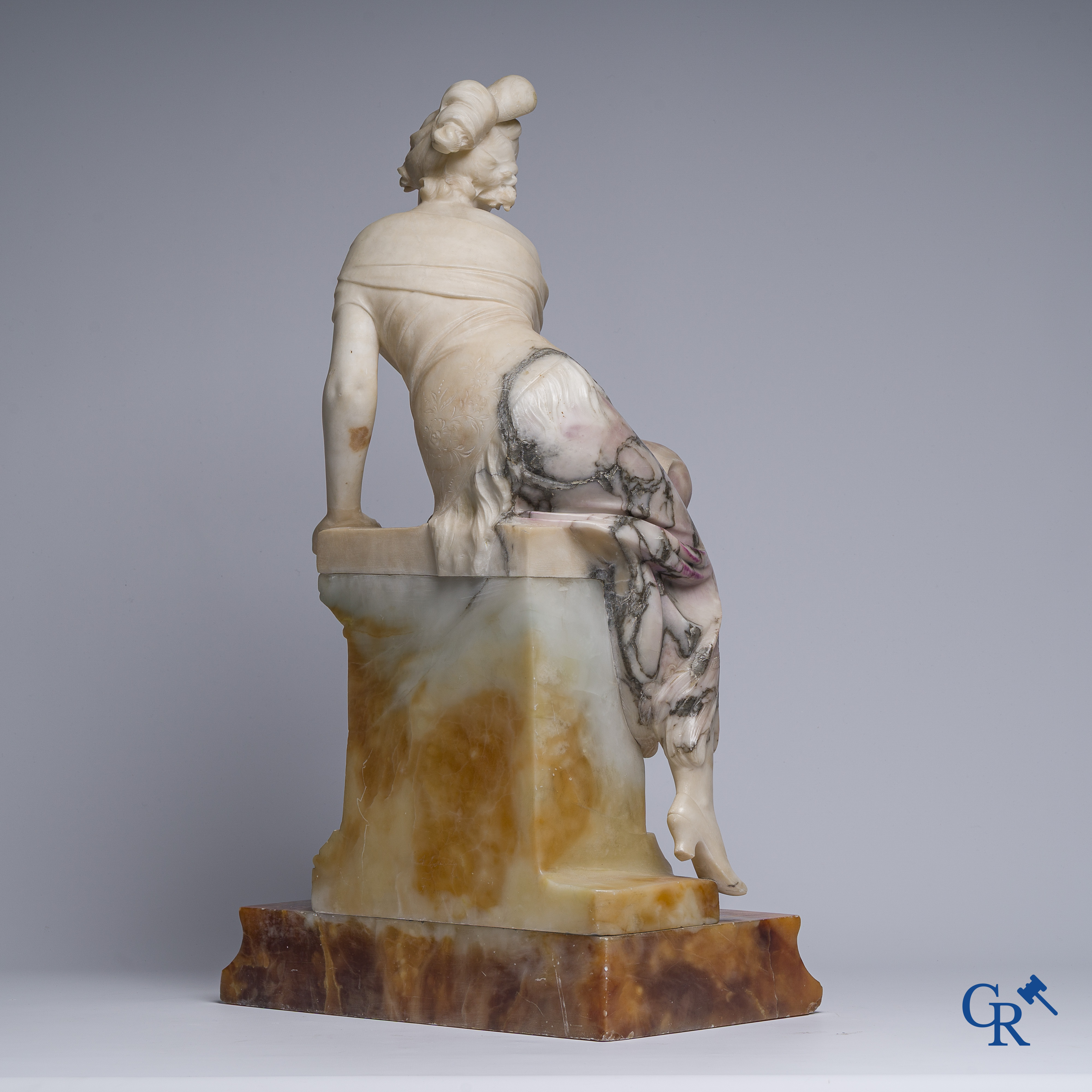 Art Nouveau. Voorstelling van een jongedame gesculpteerd in meerkleurig marmer met bronzen vogels. Circa 1910.