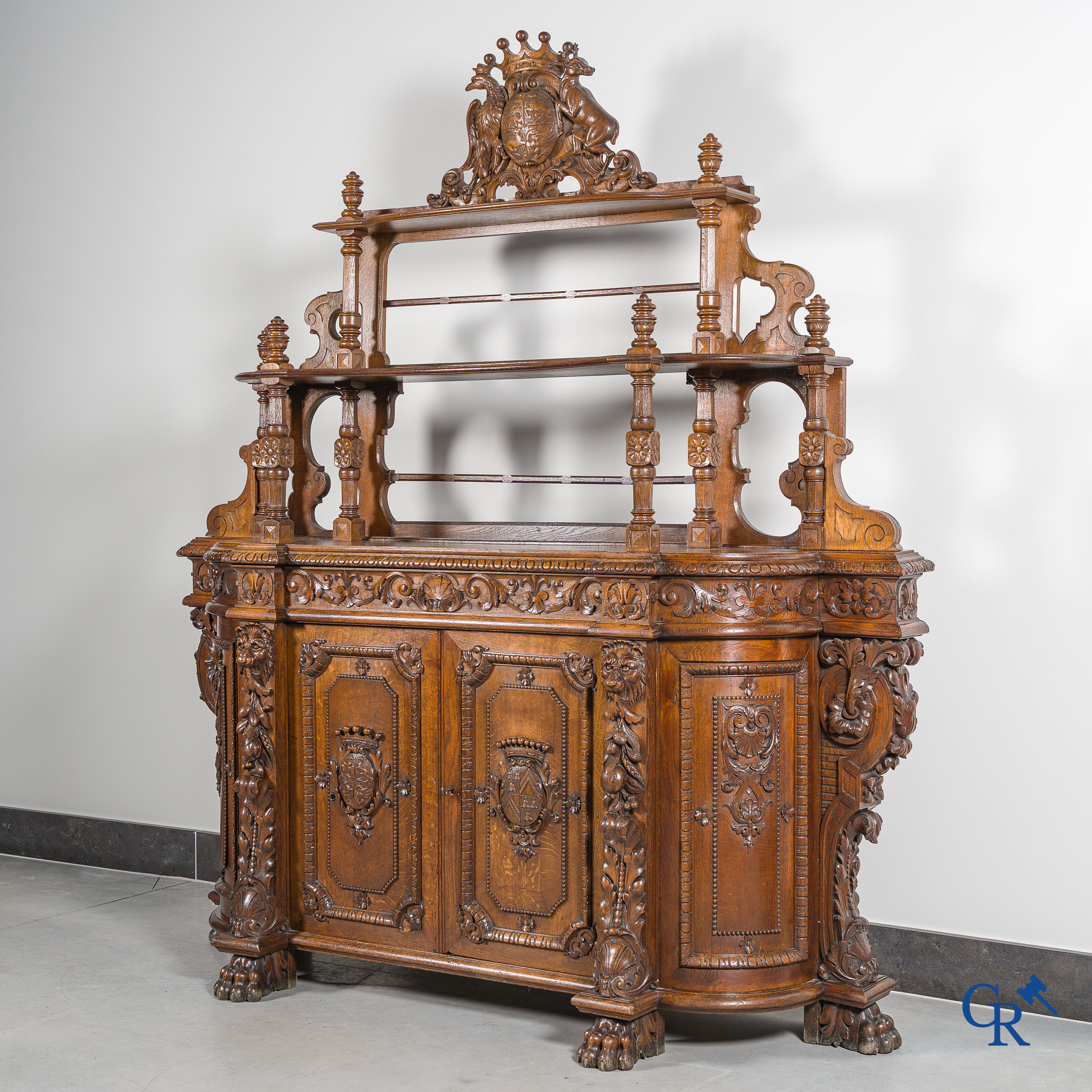 Meubelen. Rijkelijk gesculpteerd desserte meubel met wapenschilden in eikenhout. Louis XIII-stijl, 19de eeuw.