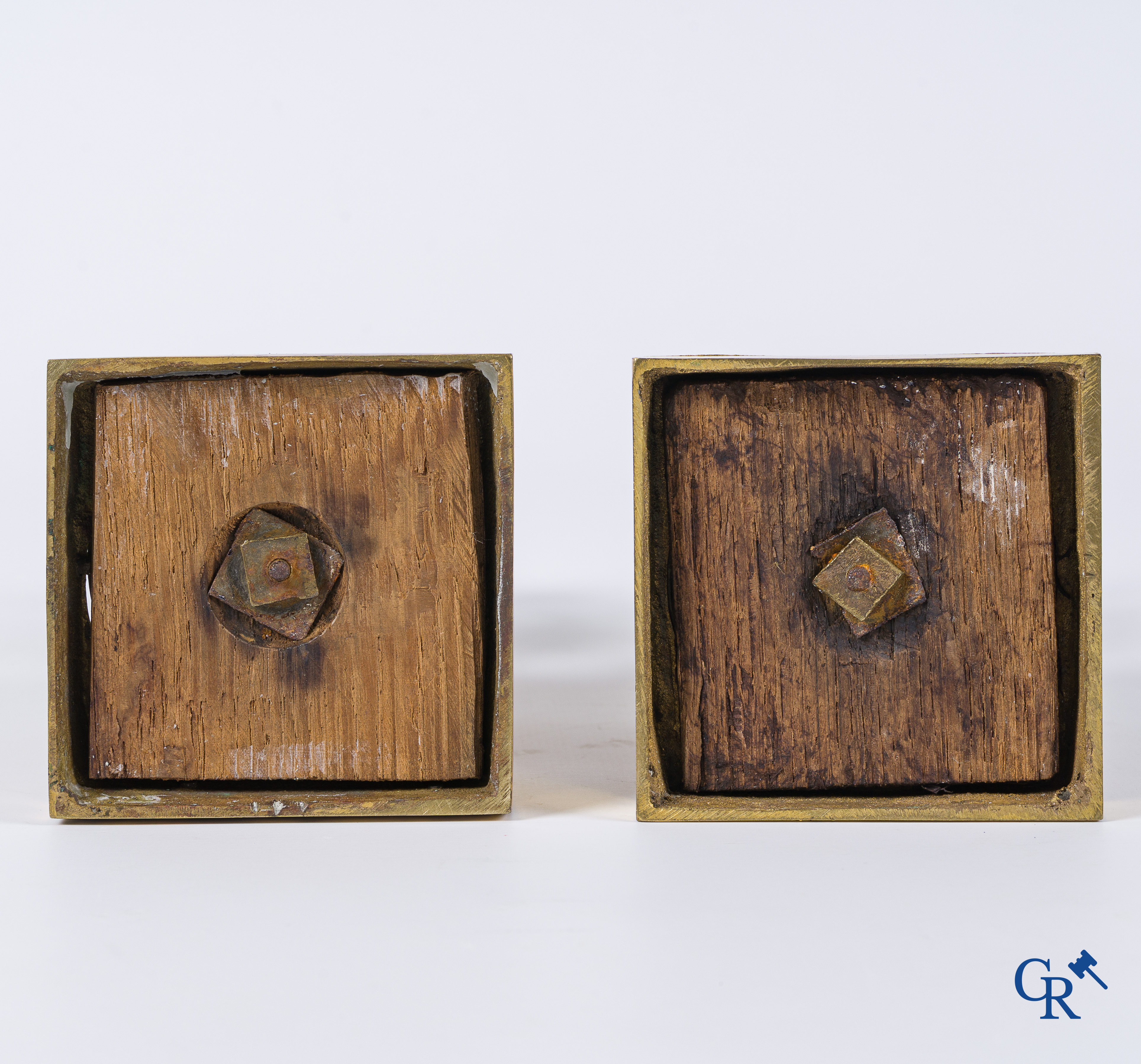 Empire. Paar fijn geciseleerde en vergulde bronzen cassolettes die kandelaars vormen. Empire tijdperk, circa 1810.