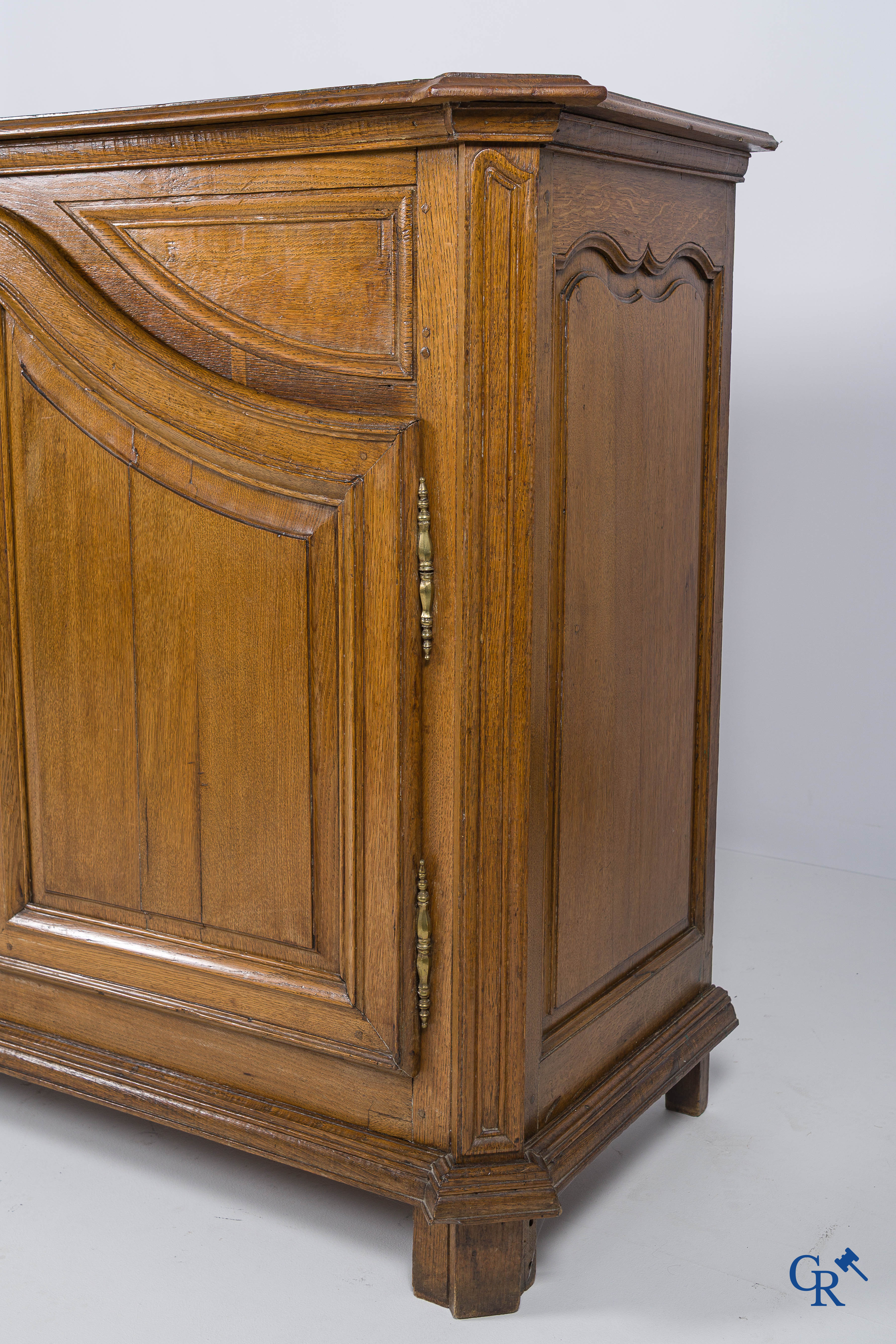 Meubilair. Mooie eikenhouten franse dressoir met gewelfde deuren. Eind 18e eeuw.