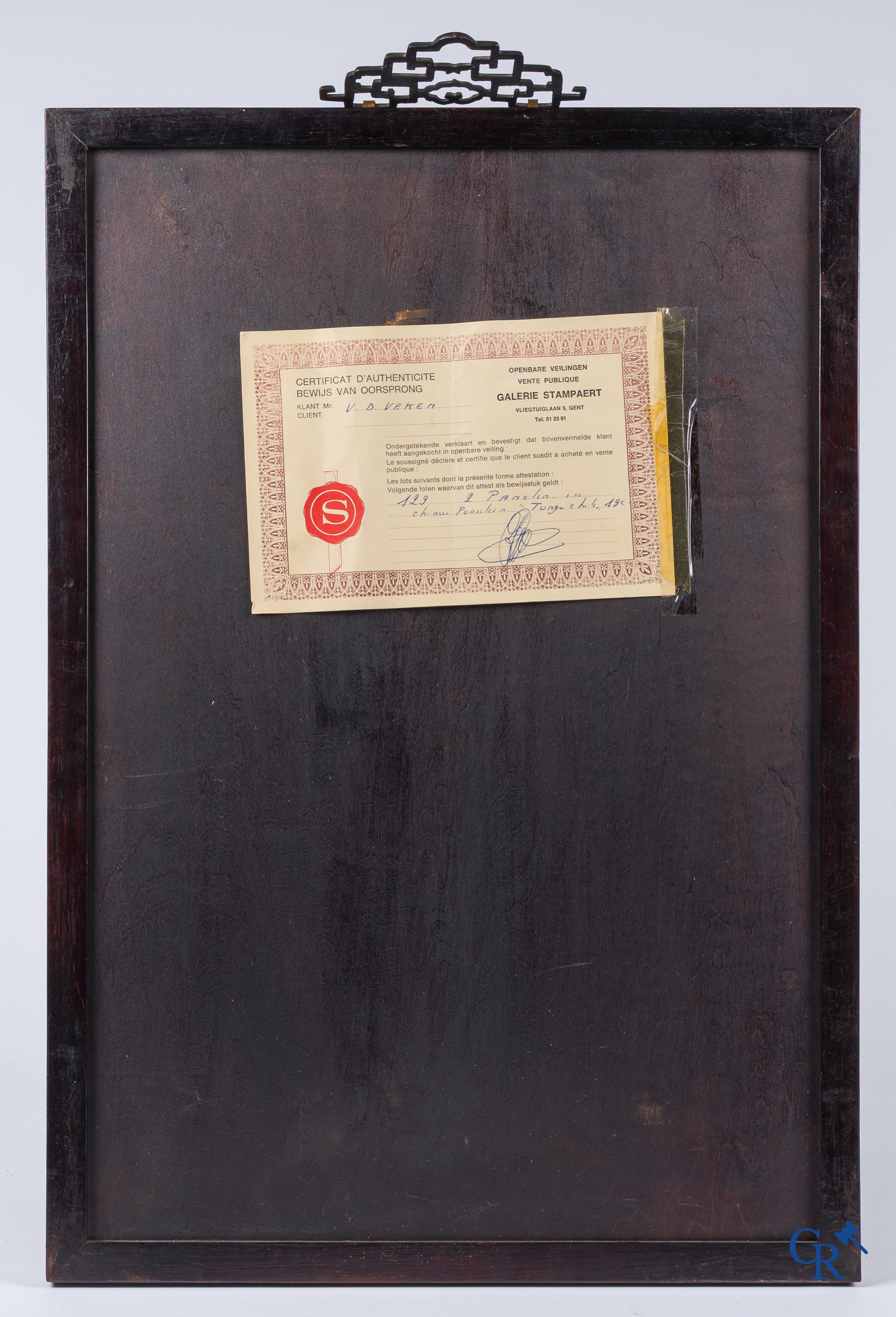 Asian Art. A large Chinese porcelain qianjang cai plaque. Signed. With old label of Galerie Stampaert in Ghent.