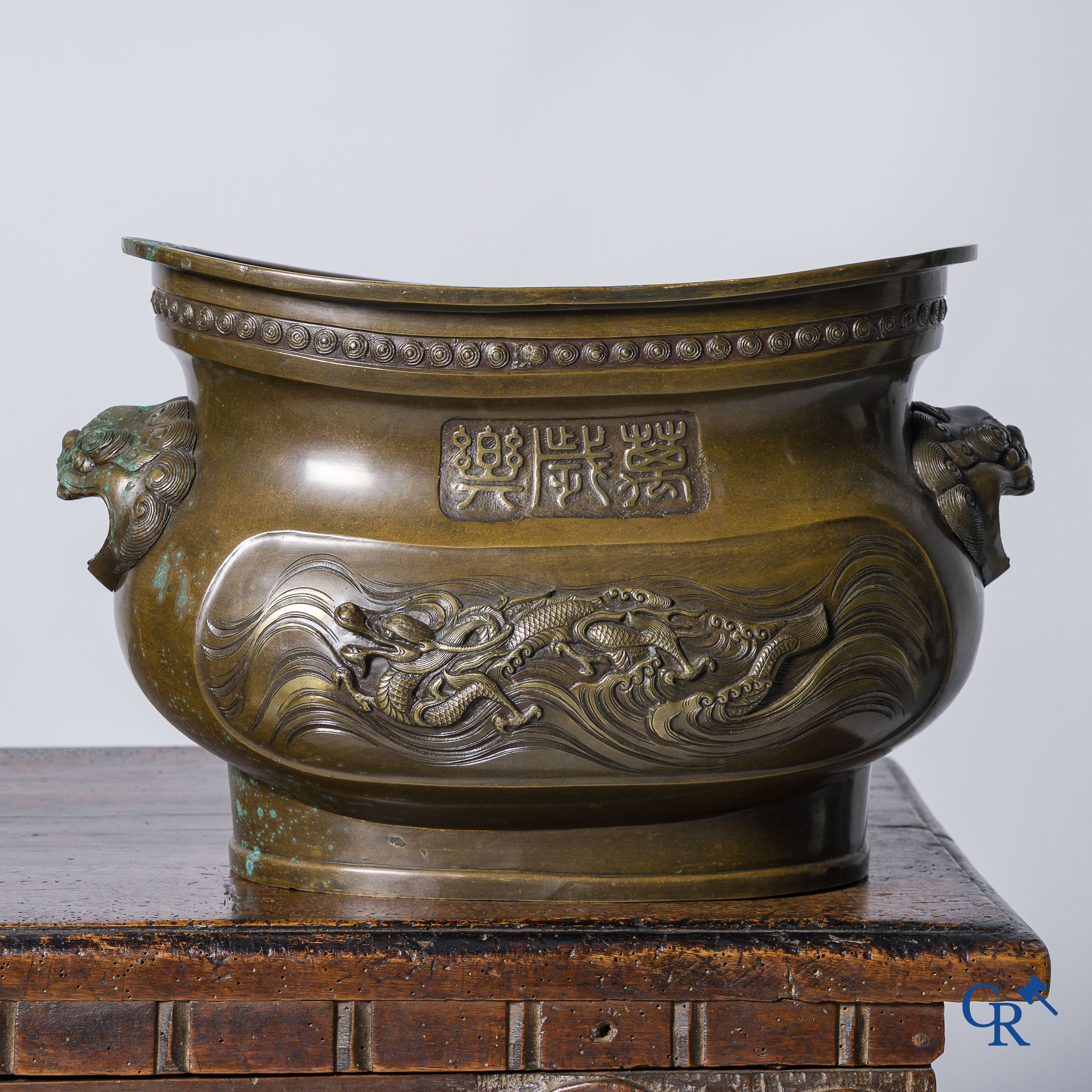 Aziatica. Japan. Grote bronzen jardinière of milieu de table met draken decor. Gemerkt, 19e eeuw.
