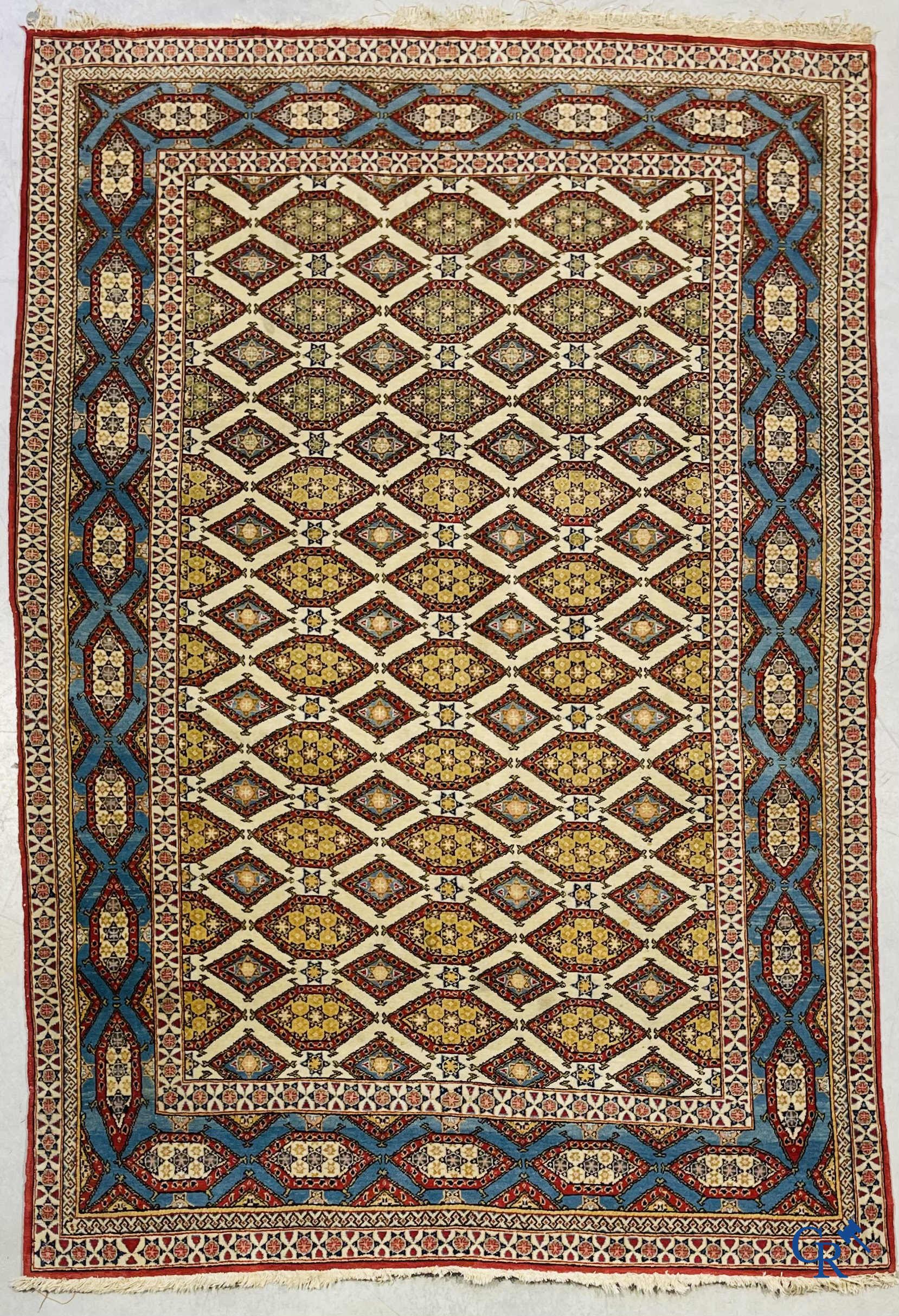 Oosterse tapijten. Ghoum. Perzisch tapijt met geometrische motieven. Zijde en wol.