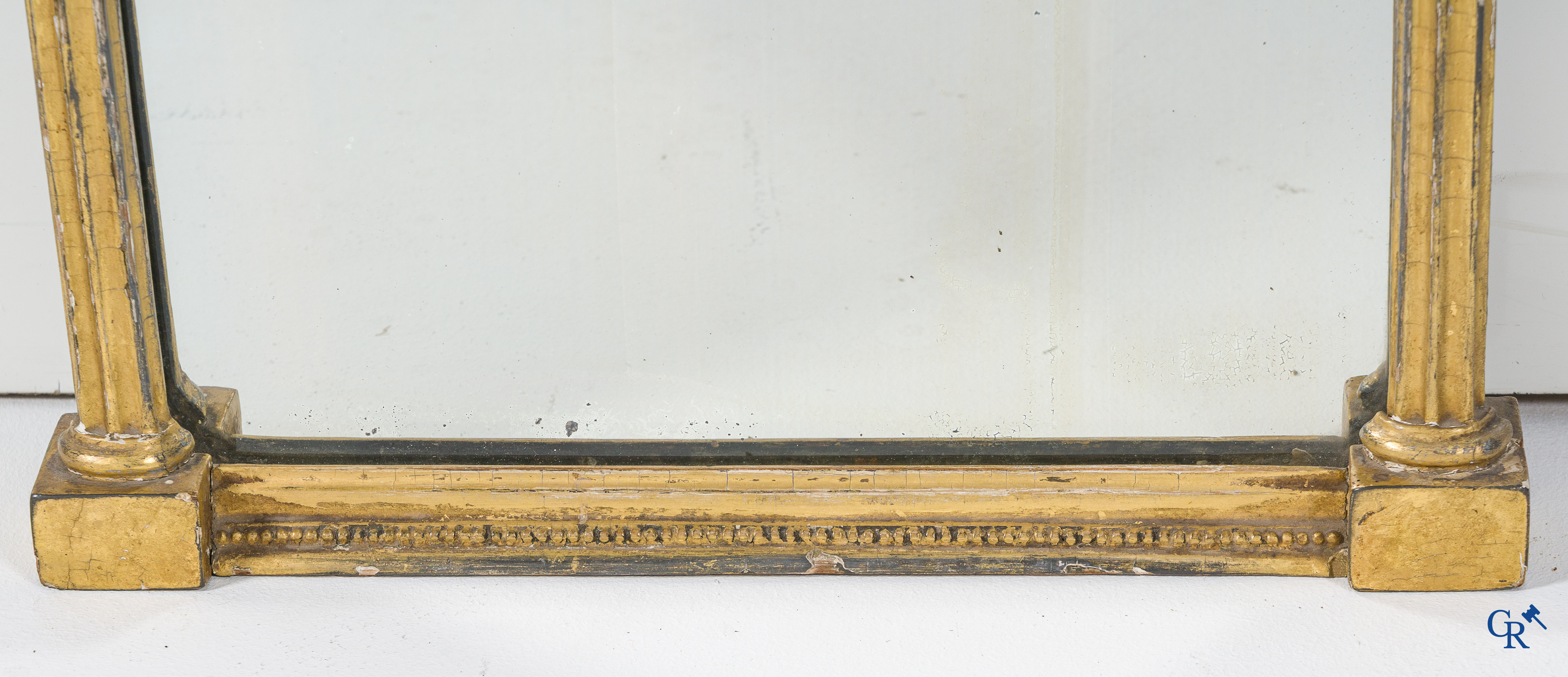 Een hout gesculpteerde en vergulde decoratieve spiegel. Eind 18e - Begin 19e eeuw.