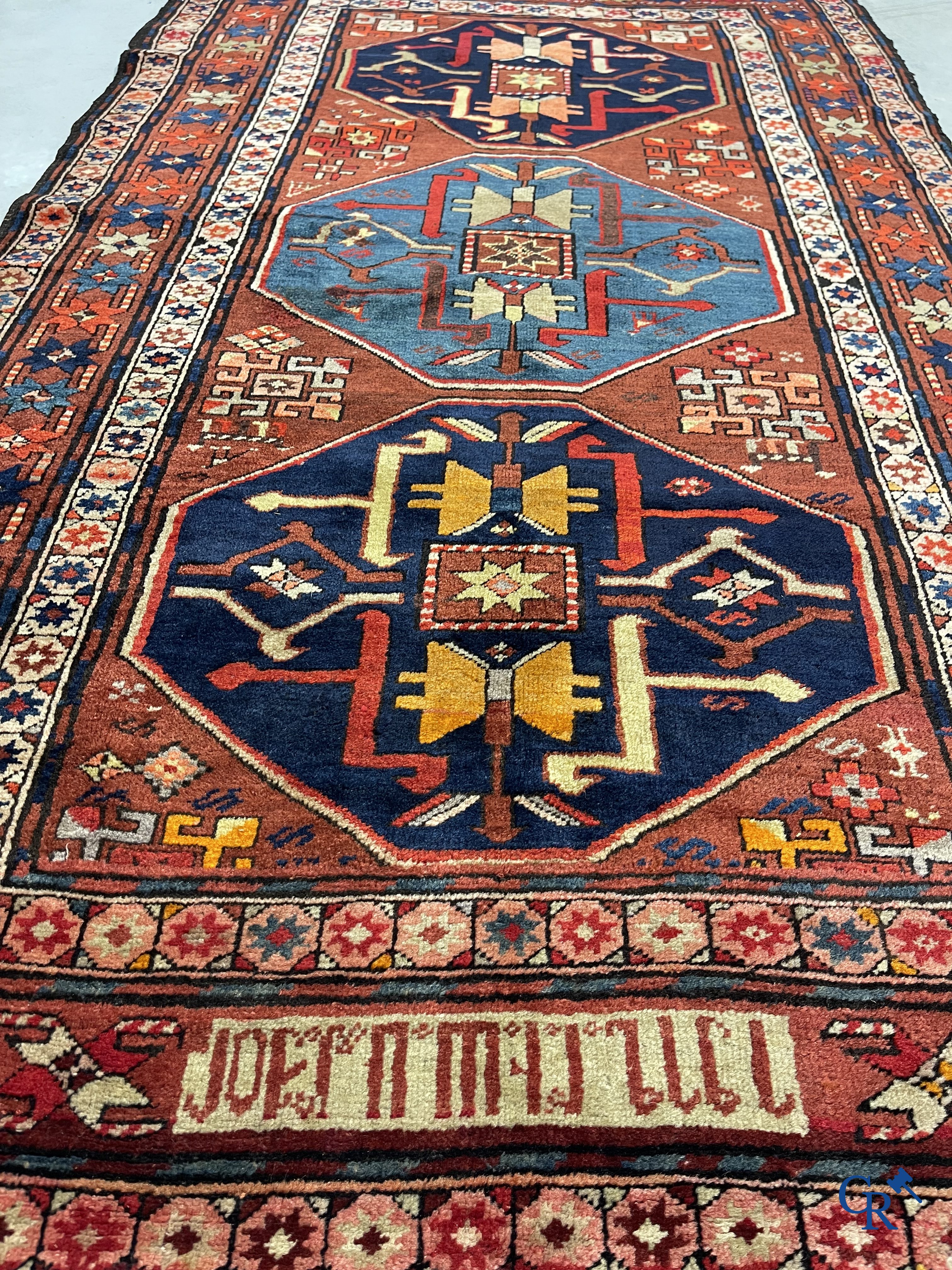 Oosterse tapijten. Antiek handgeknoopt Perzisch tapijt met inscripties. Kazak.
