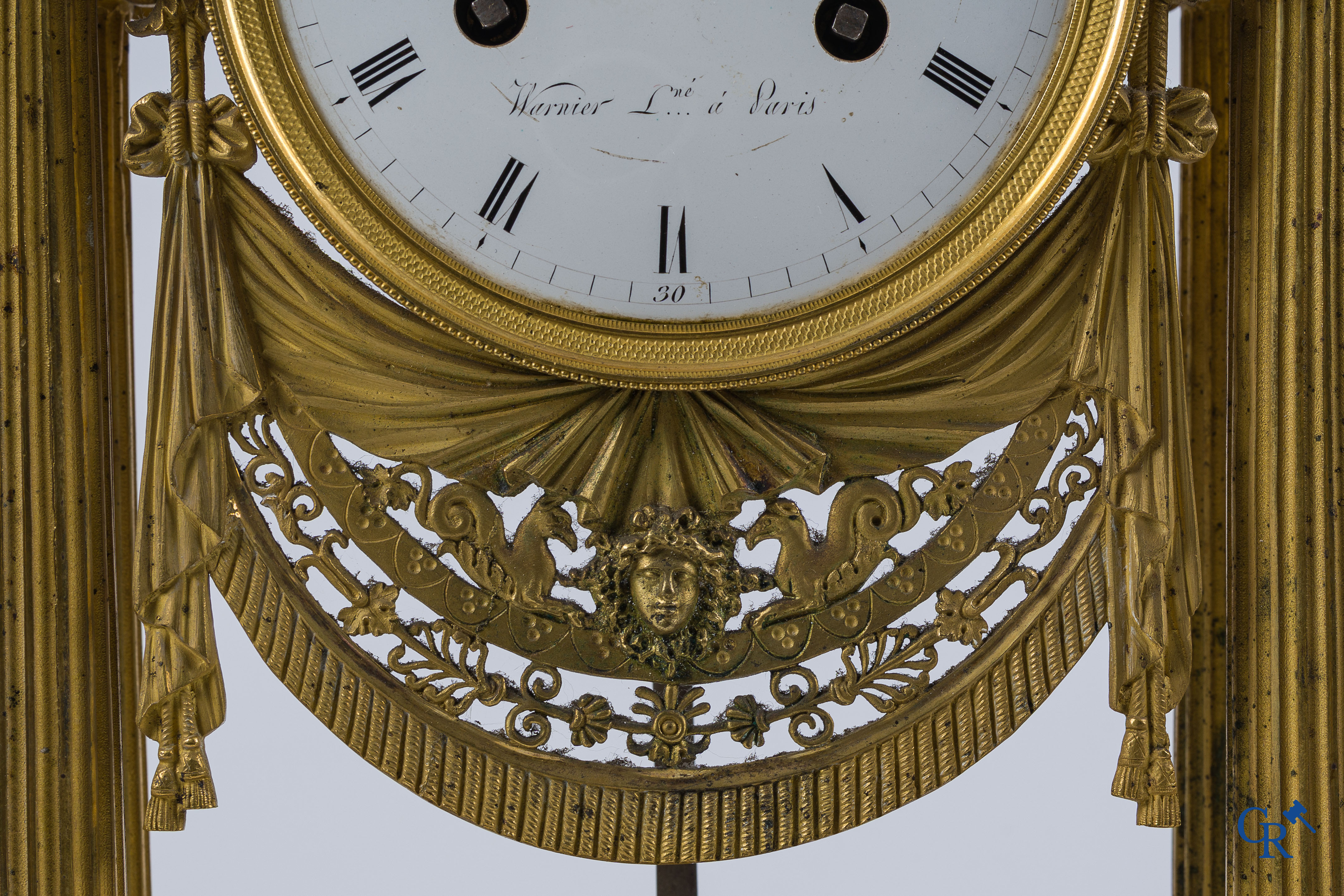 Warnier l'ainé à Paris. Pendule portique en bronze finement ciselé et doré. Fin du XVIIIe siècle.