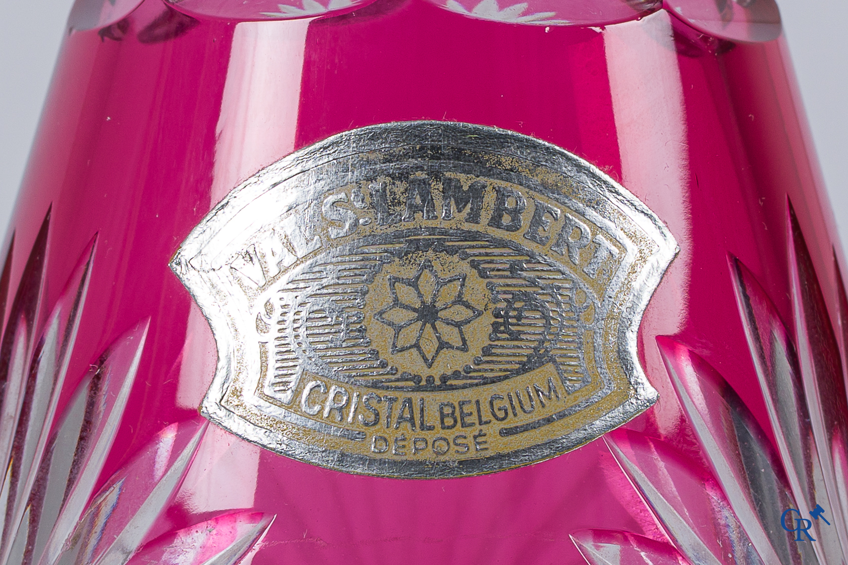 Val Saint Lambert. 6 Glazen in fijn geslepen en gekleurd kristal en een karaf.