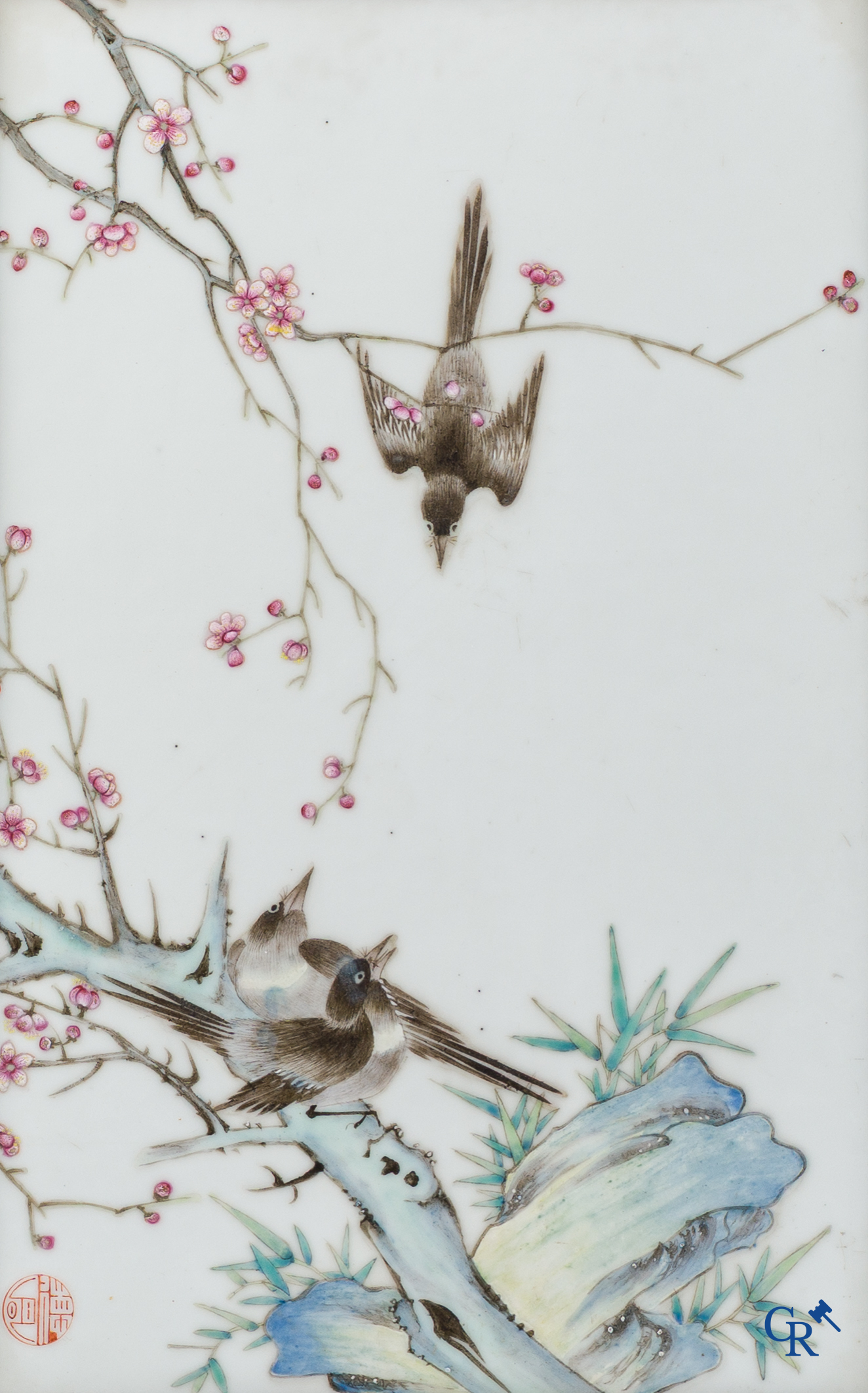 Aziatica, een grote Chinese porselein plakket met vogels en bloementakken. Gemerkt.