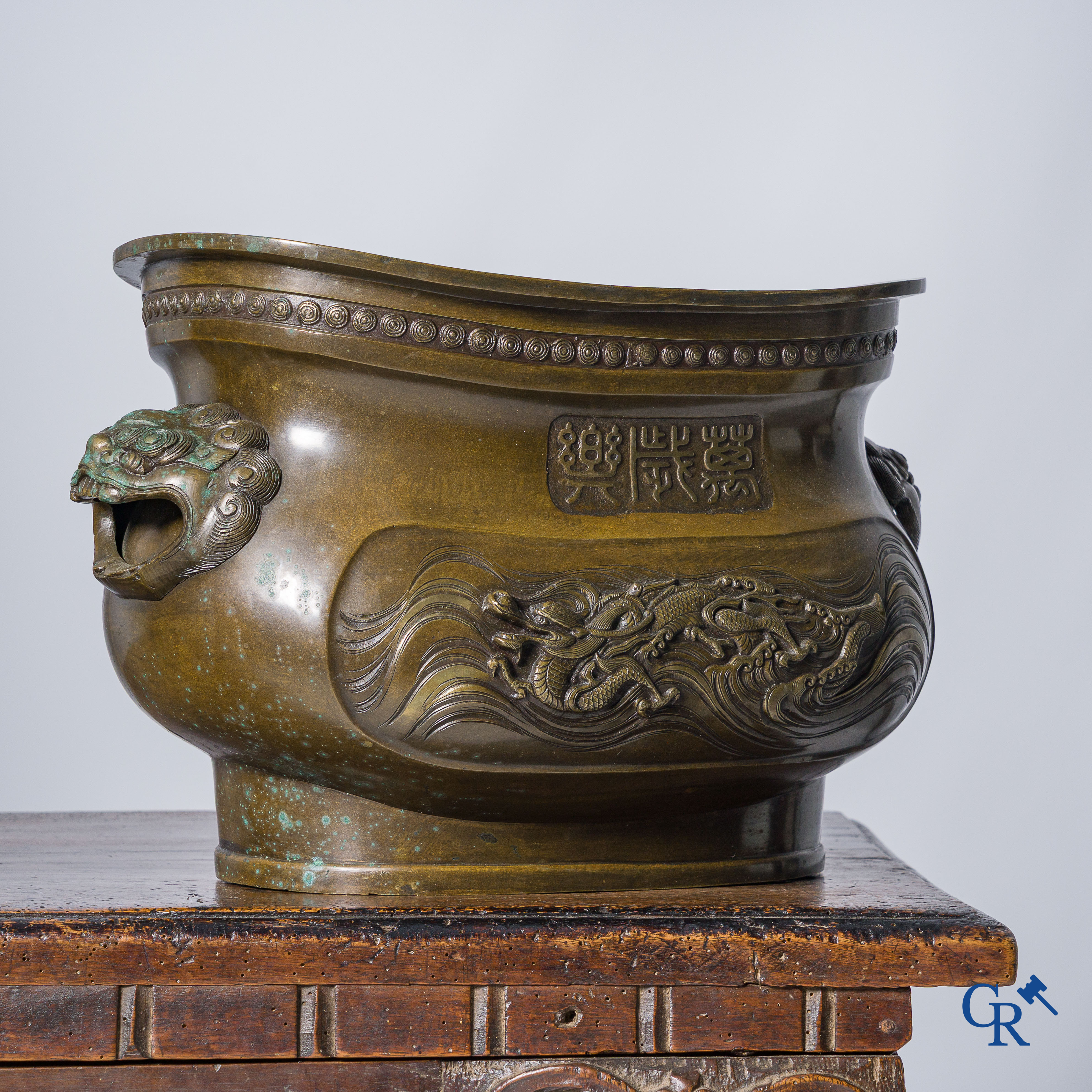 Aziatica. Japan. Grote bronzen jardinière of milieu de table met draken decor. Gemerkt, 19e eeuw.
