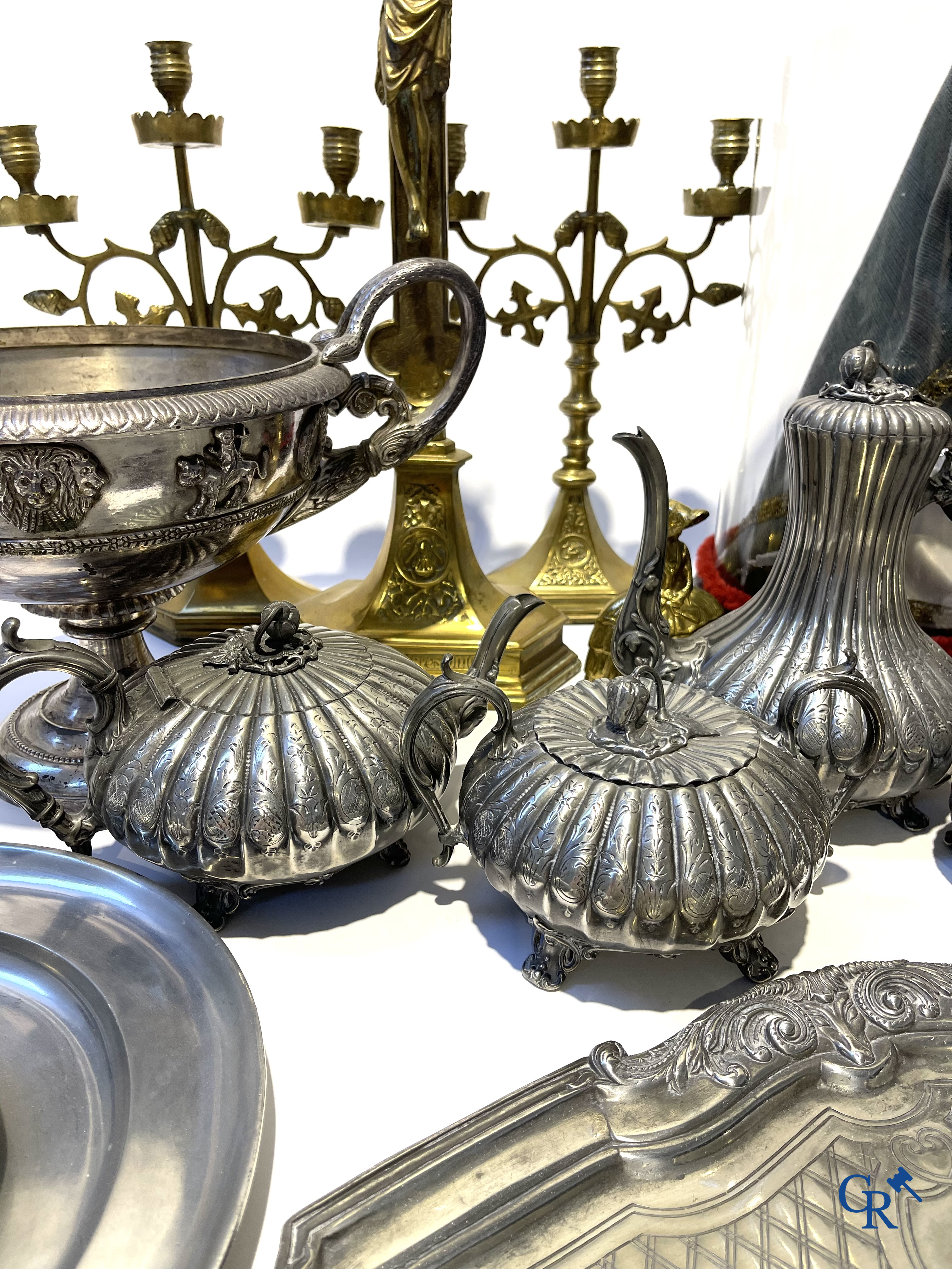Kavel brocante met religieuze objecten, globe met Maria en kind en objecten in tin en andere.