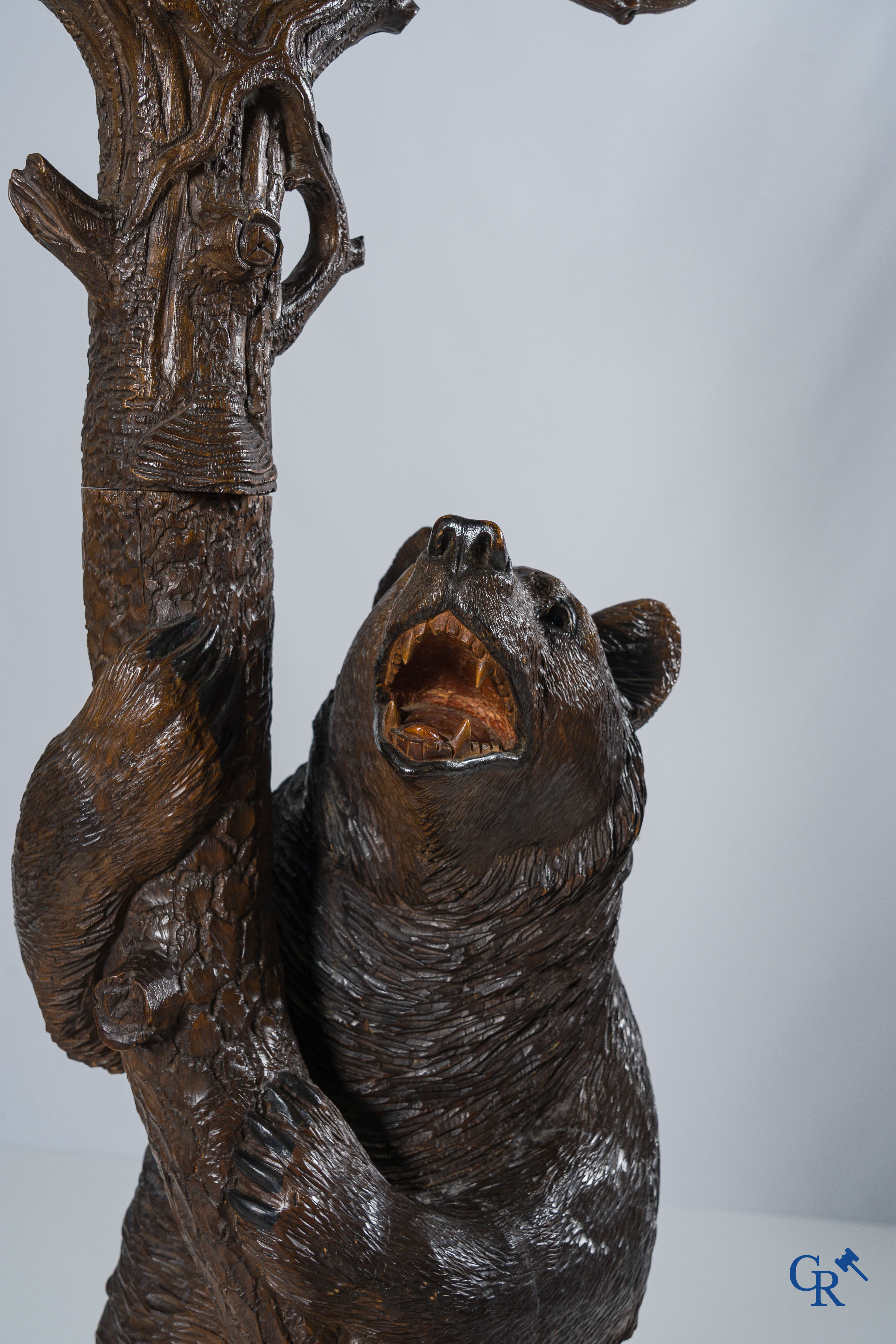 Région Forêt Noire. "Black forest" porte manteau aux ours en tilleul sculpté. Vers 1890.