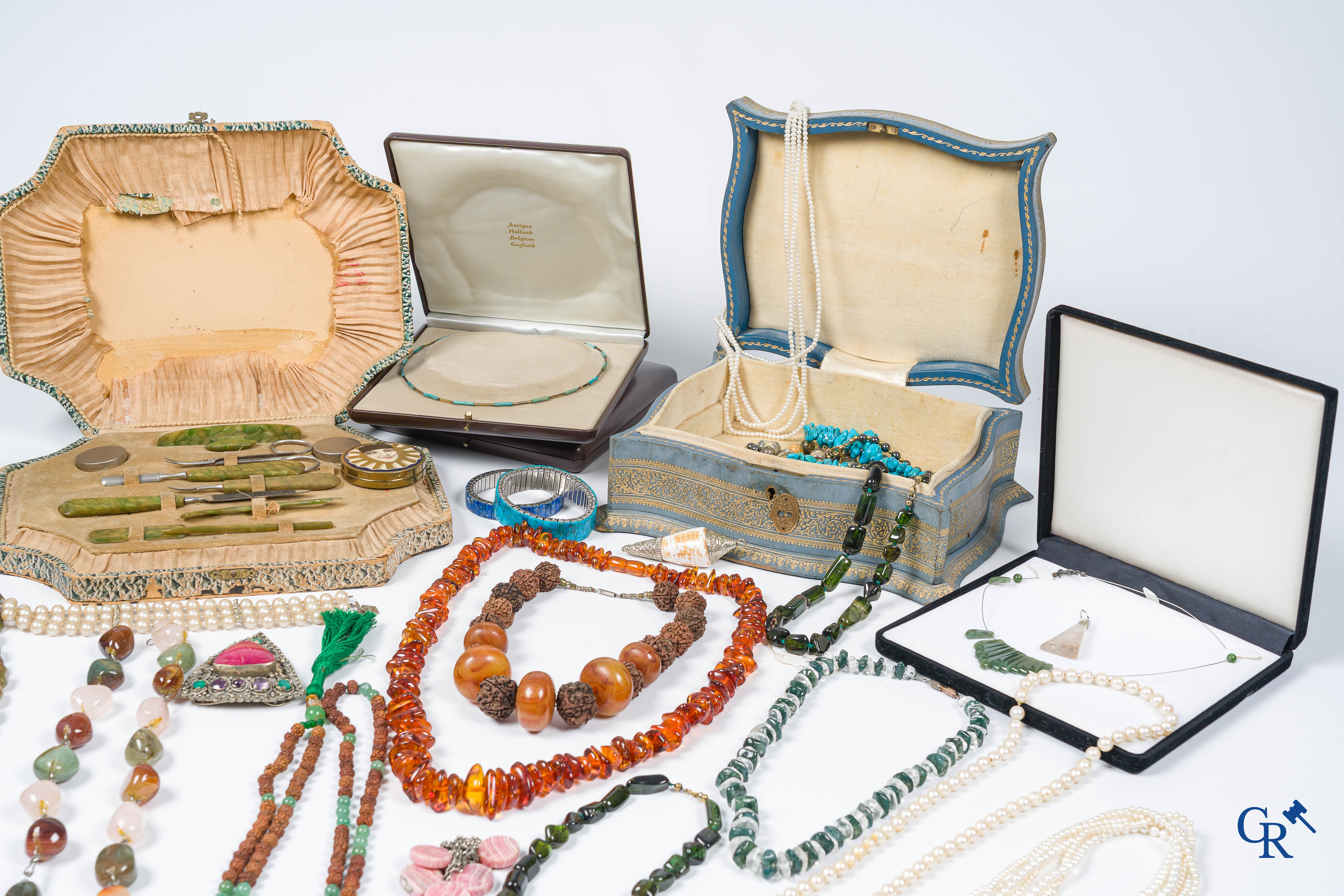 Grand lot avec des bijoux fantaisie, des pierres semi-précieuses, une boîte Art Déco avec accessoires, etc.