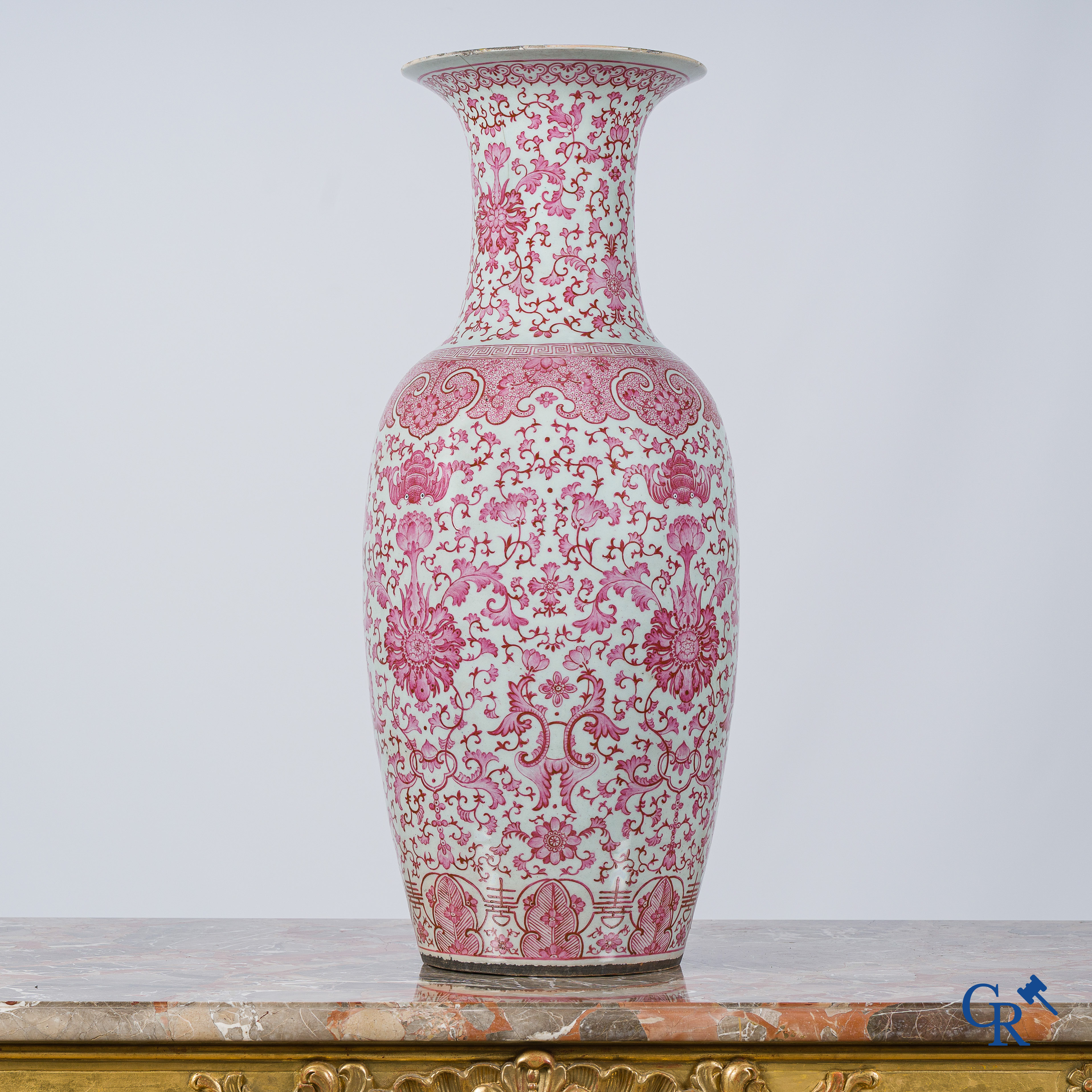 Aziatica. Chinees porselein. Grote baluster vaas met purperroze motieven. 19e eeuw.