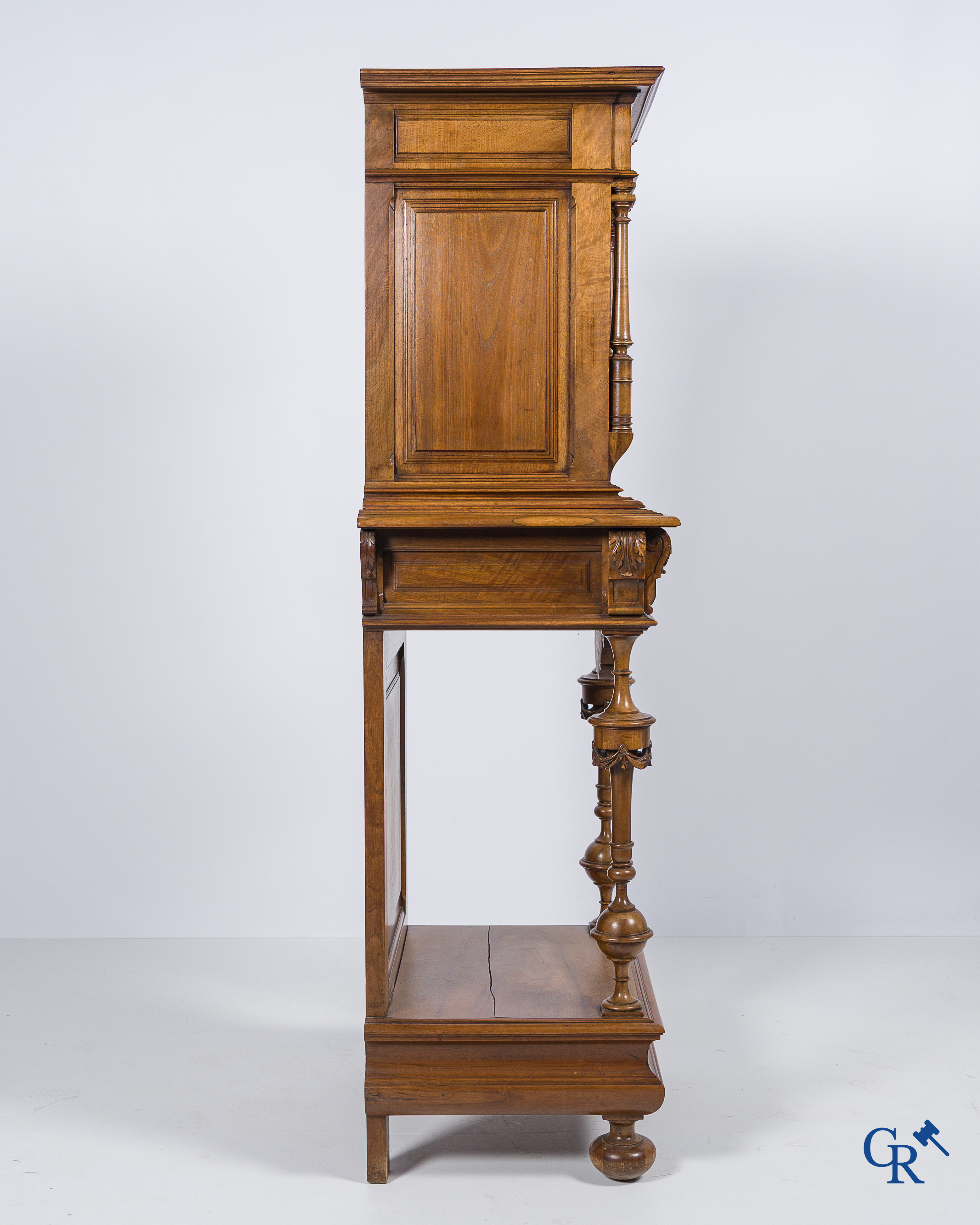 Meubilair. Fijn gesculpteerd meubel in notelaar met wapenschilden en maskers. Neo Renaissance stijl. Eind 19e eeuw.