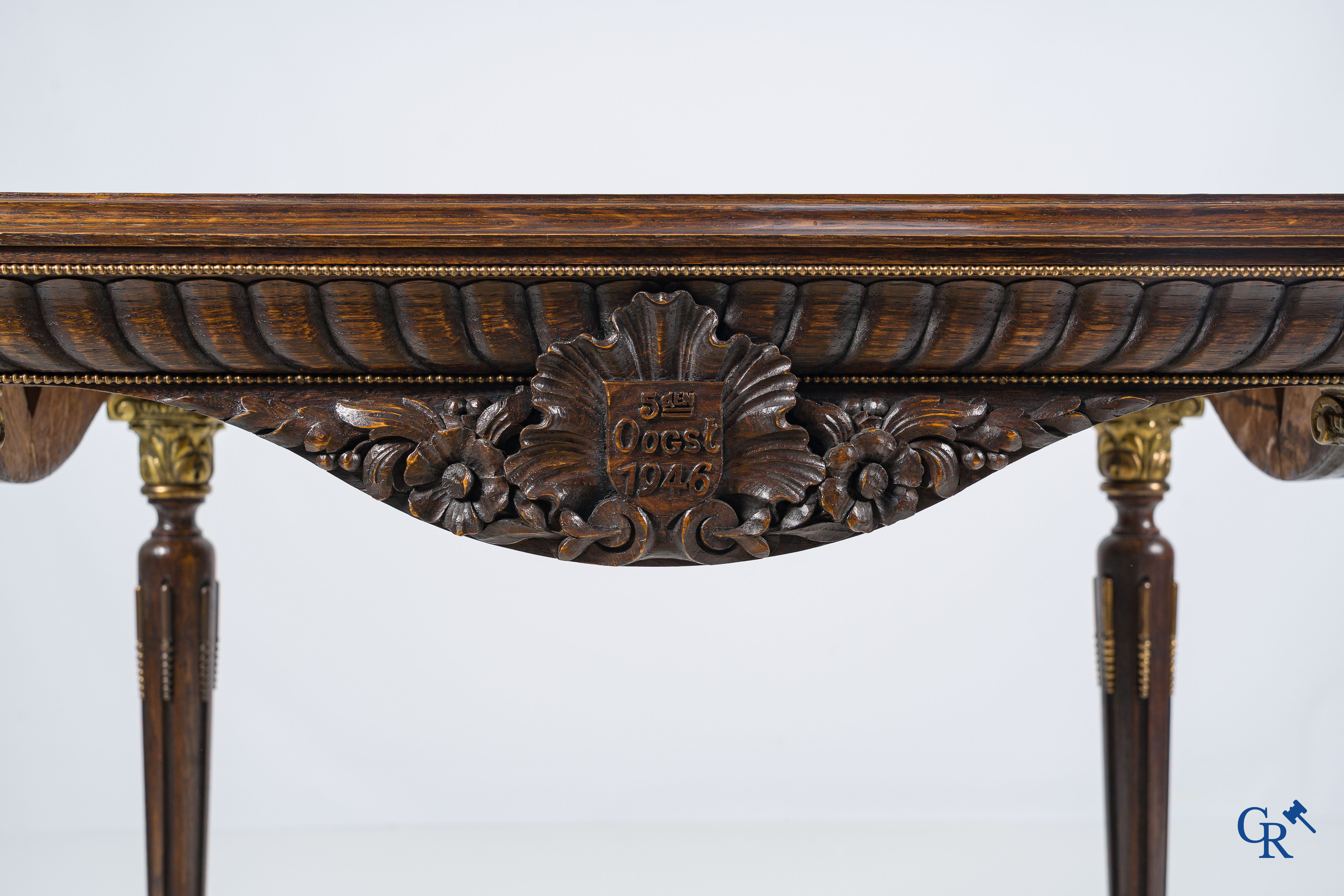 Picanol, Ieper. Uitzonderlijke tafel met taferelen van weefgetouwen, ambachten en wapenschilden. Augustus 1946.