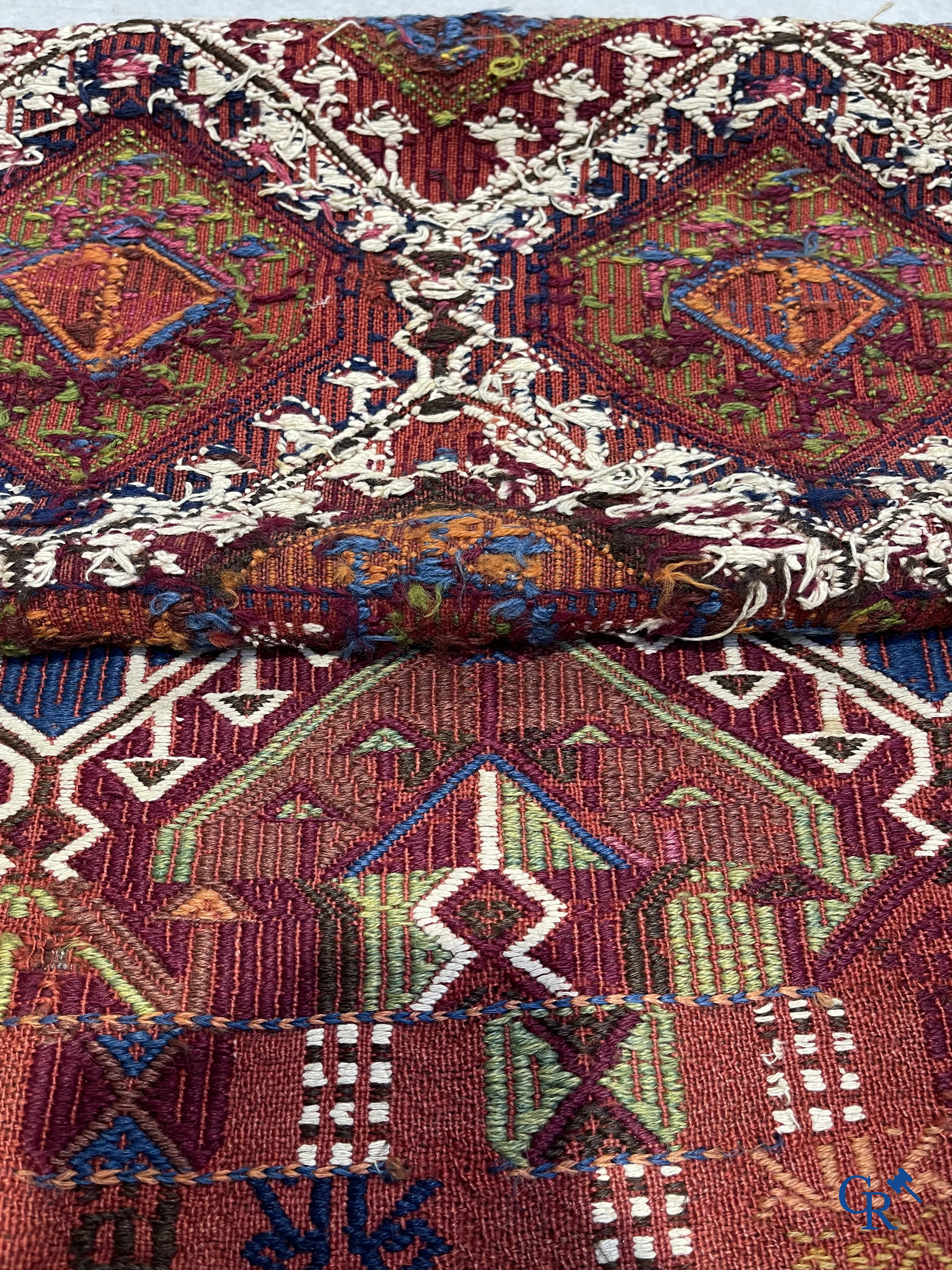 Tapis orientaux: Petite tapisserie orientale nouée à la main.