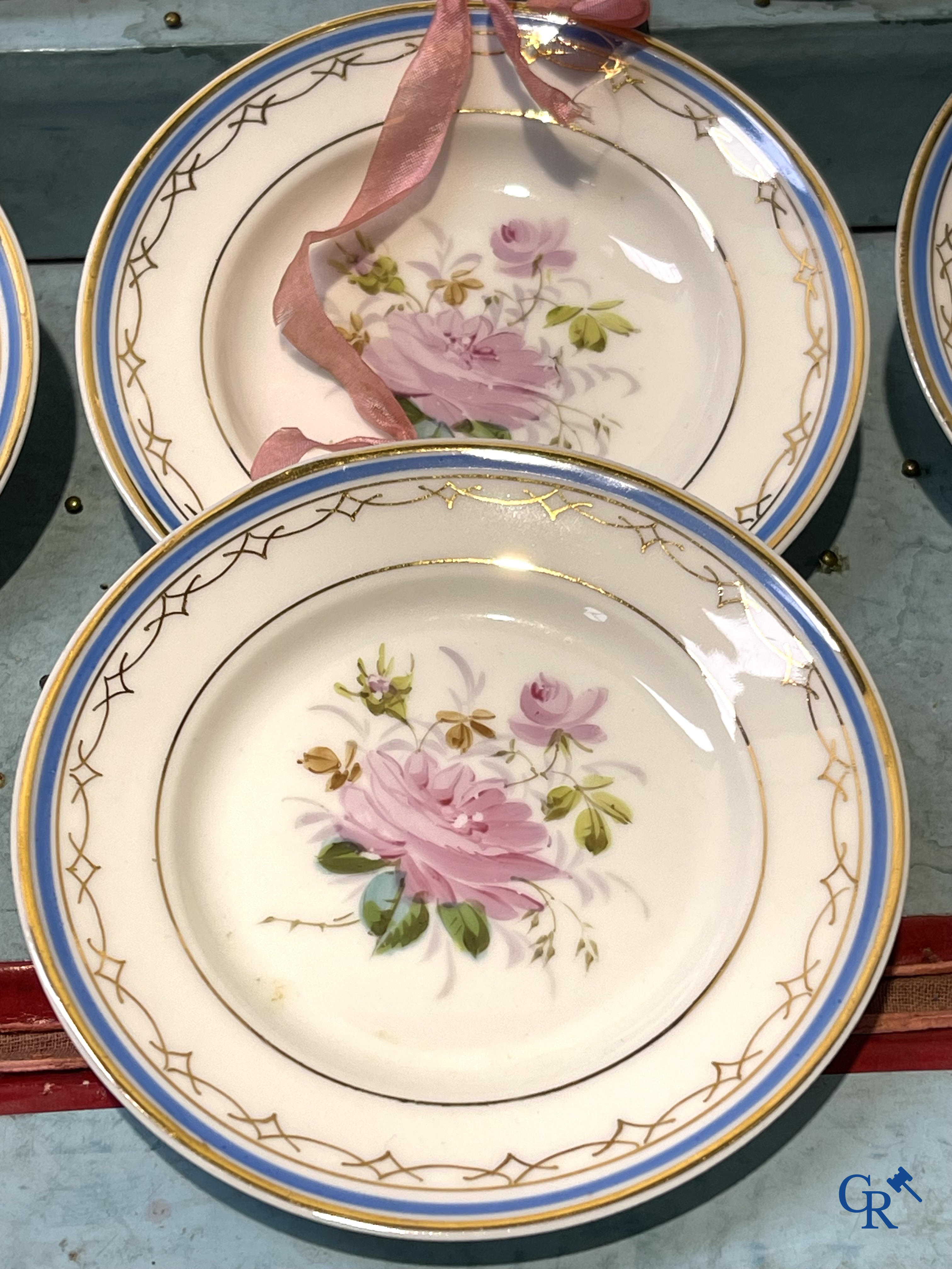 Oud speelgoed, Uitzonderlijk porseleinen poppenservies in originele koffer. Maison Bail, 210, Rue de Rivoli Paris.