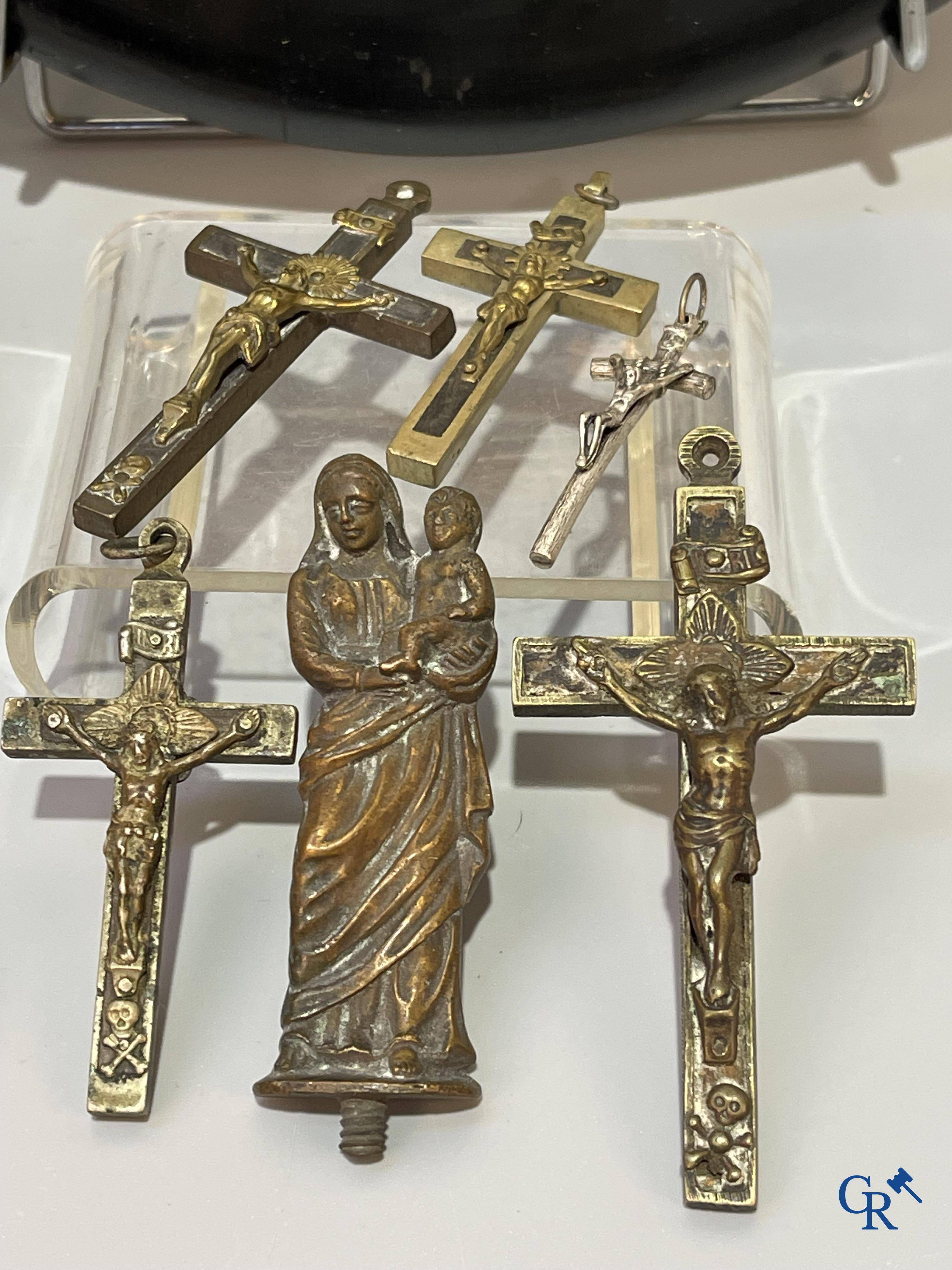 Een kavel met diverse religieuze objecten en brocante. Waaronder 2 kaders in meerschuim, ex voto harten, enz.