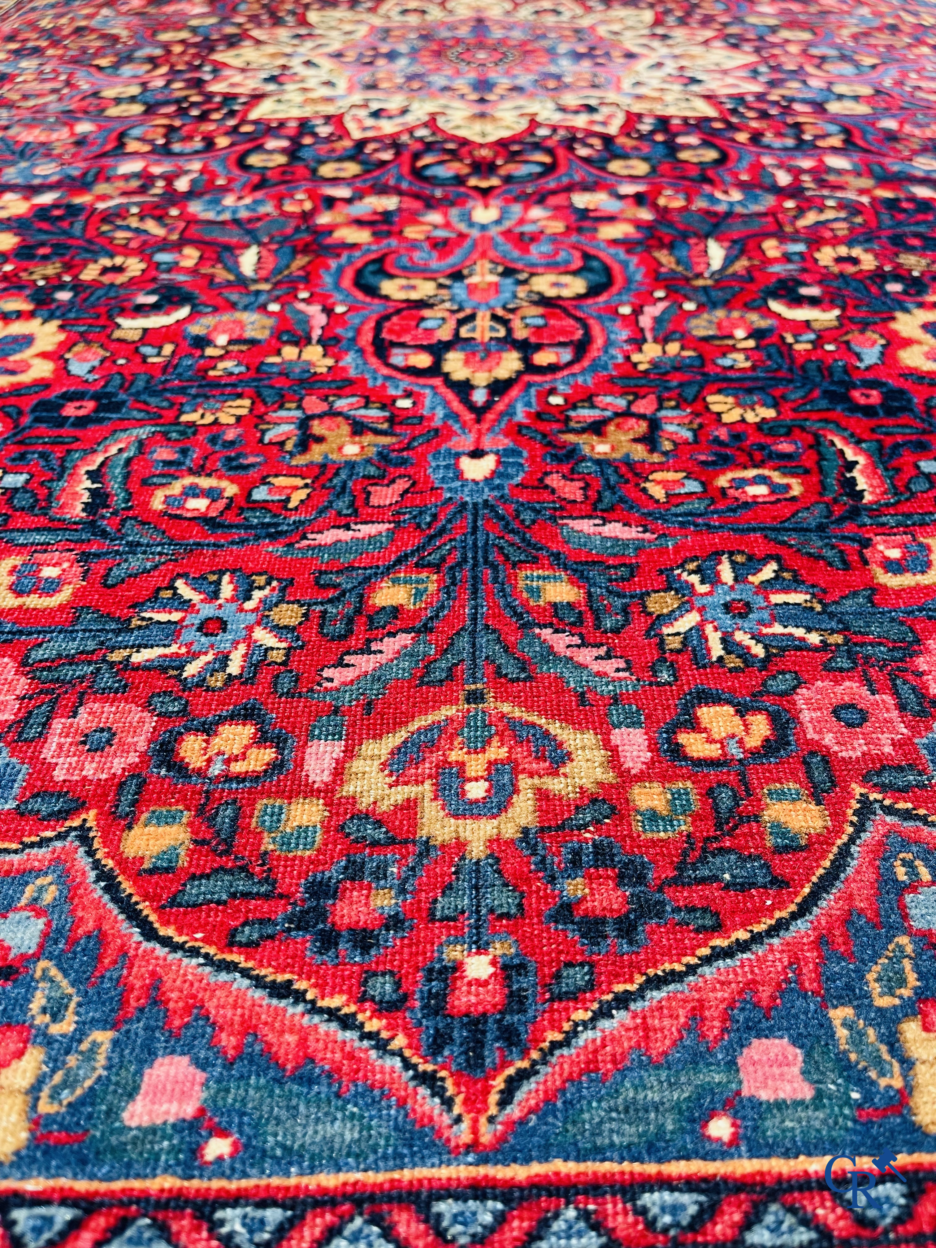 Tapis d'orient: Iran, tapis persan antique avec fond rouge foncé.