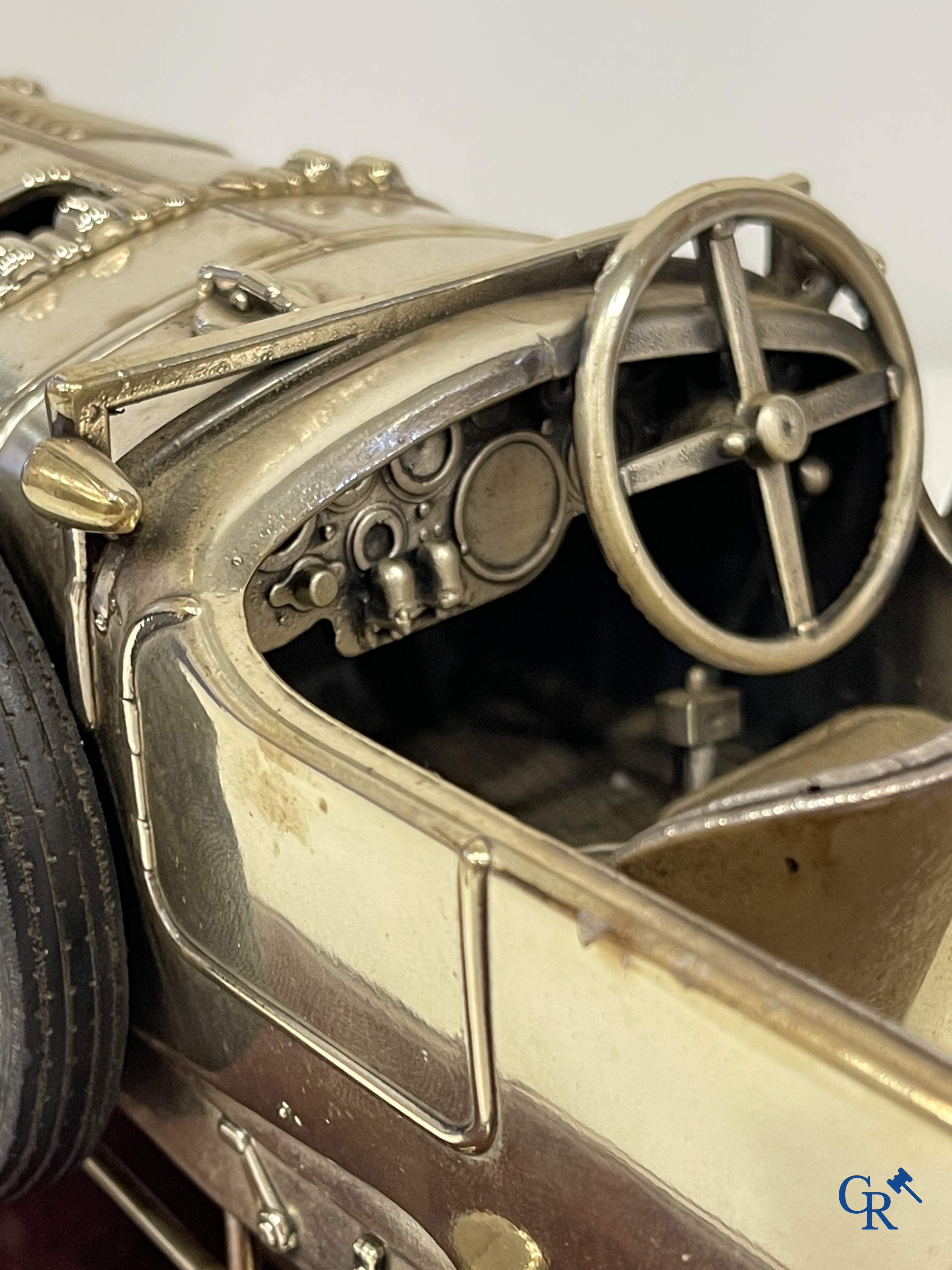 Bentley, een uitzonderlijk fijn gedetailleerd sterling zilveren 925°/00 schaalmodel van een 30 er jaren Bentley.