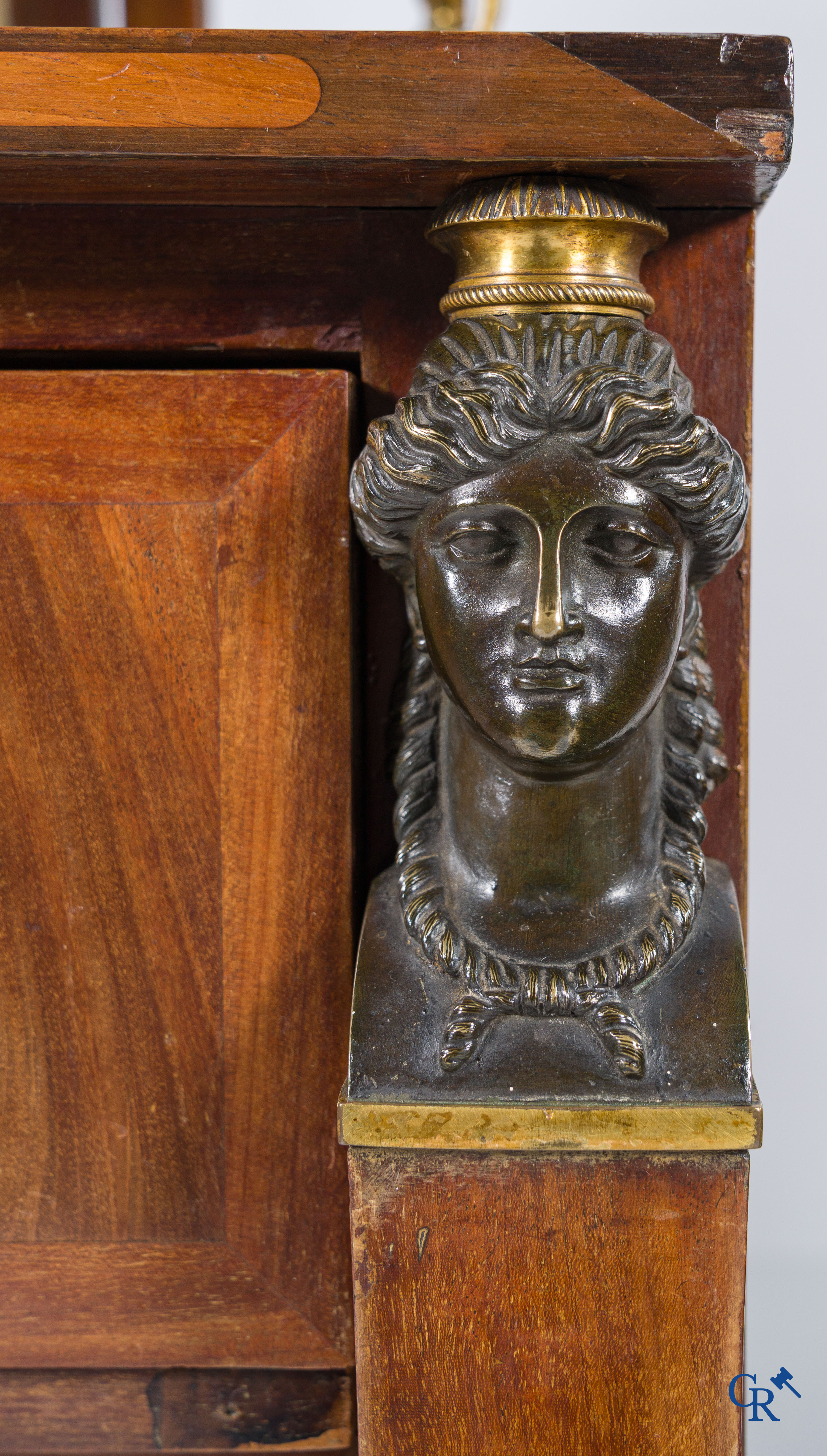 Chapuis, een mahonie houten herenkaptafel en dames toilettafel met geciseleerde bronzen. Empire, circa 1810.