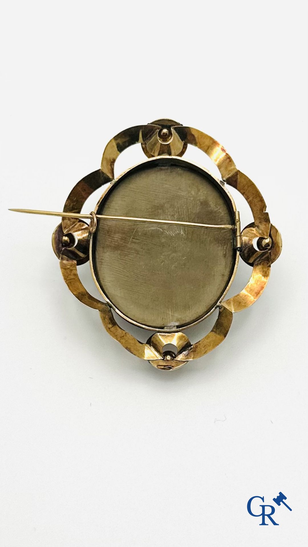 Jewellery: Large gold brooch 18K (750°/00) with a representation of a goddess. (good condition - marked)