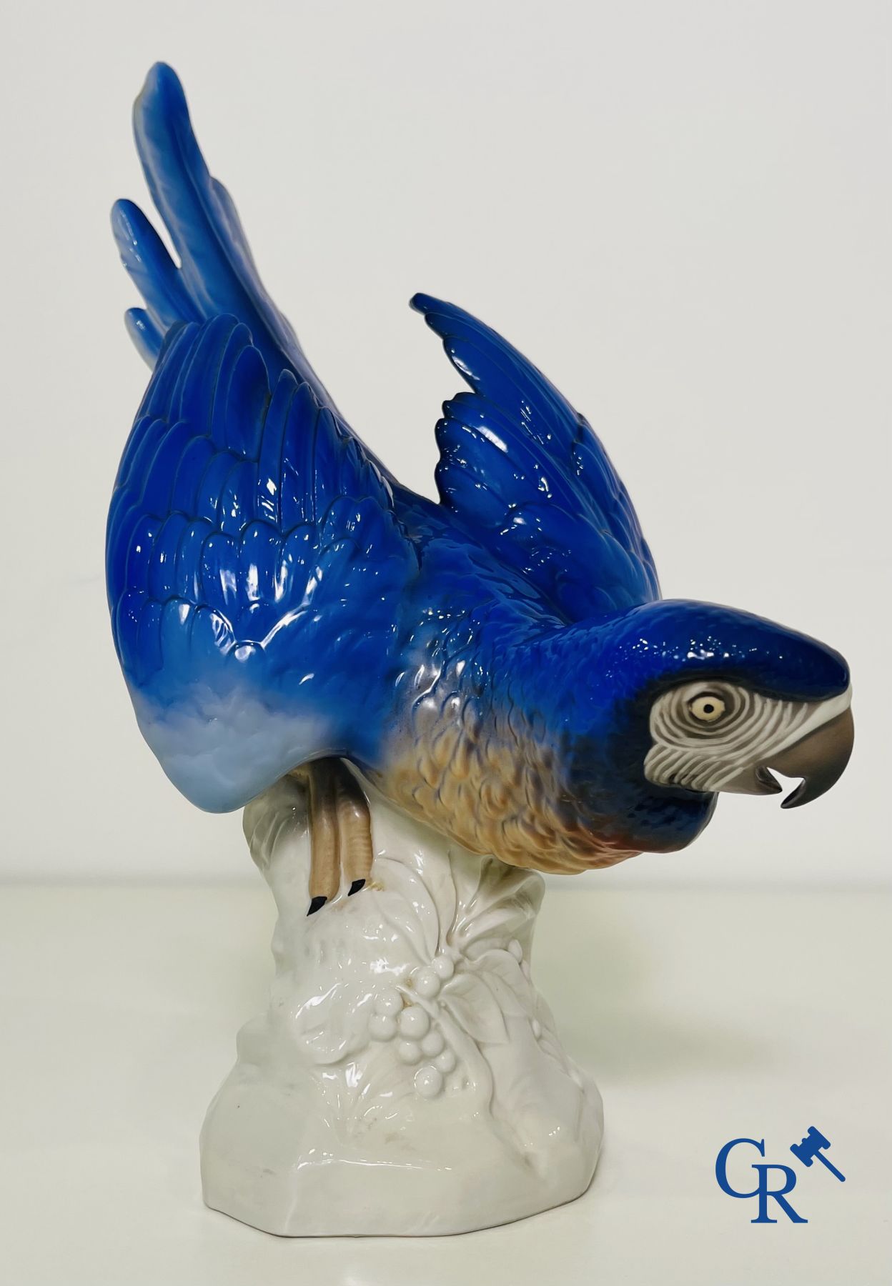 Een kavel van 4 vogels in Duits porselein en Italiaanse faience.