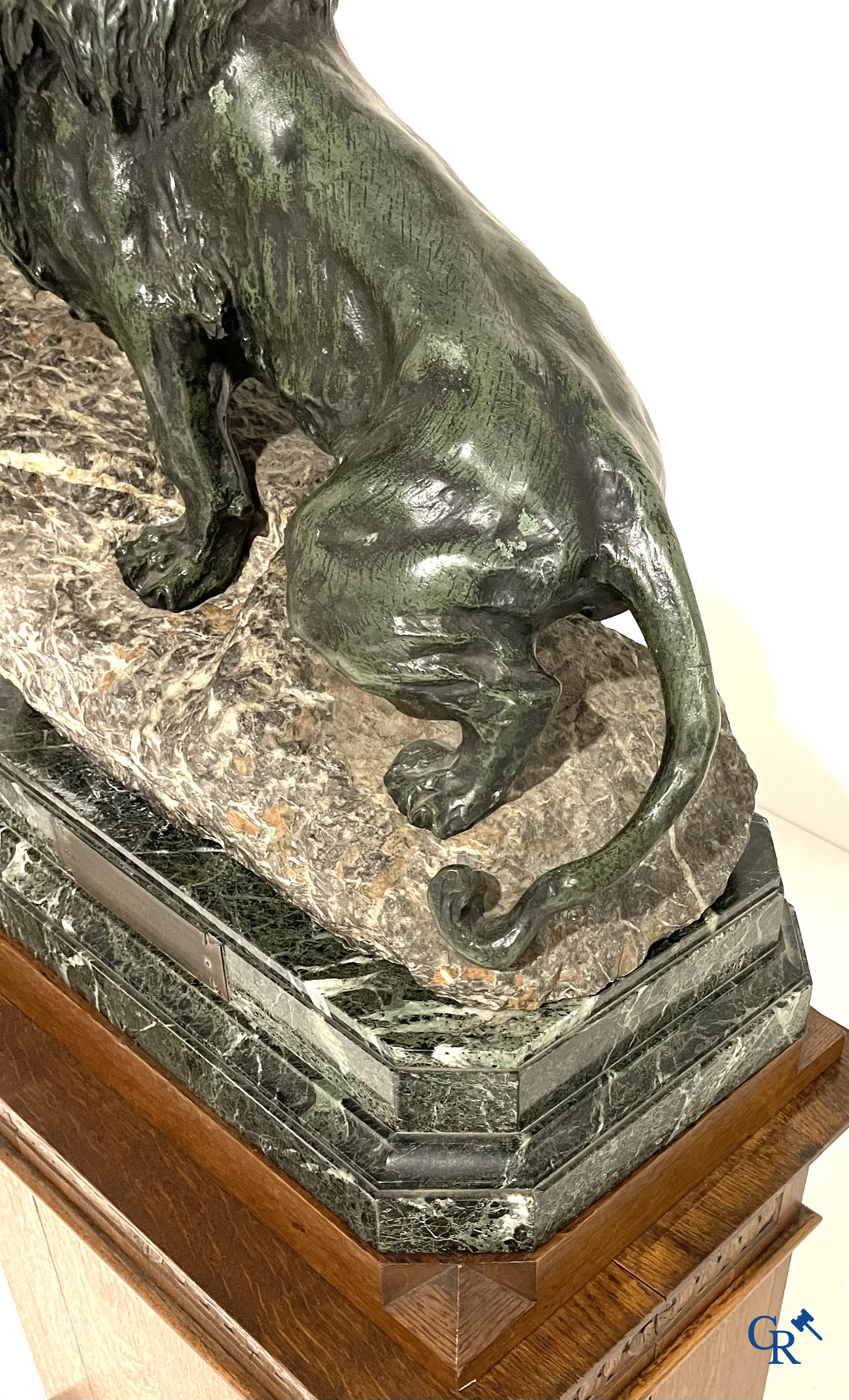 Thomas François Cartier (1879-1936) "Lion rugissant" Important groupe en bronze et pierre sur son socle en bois.