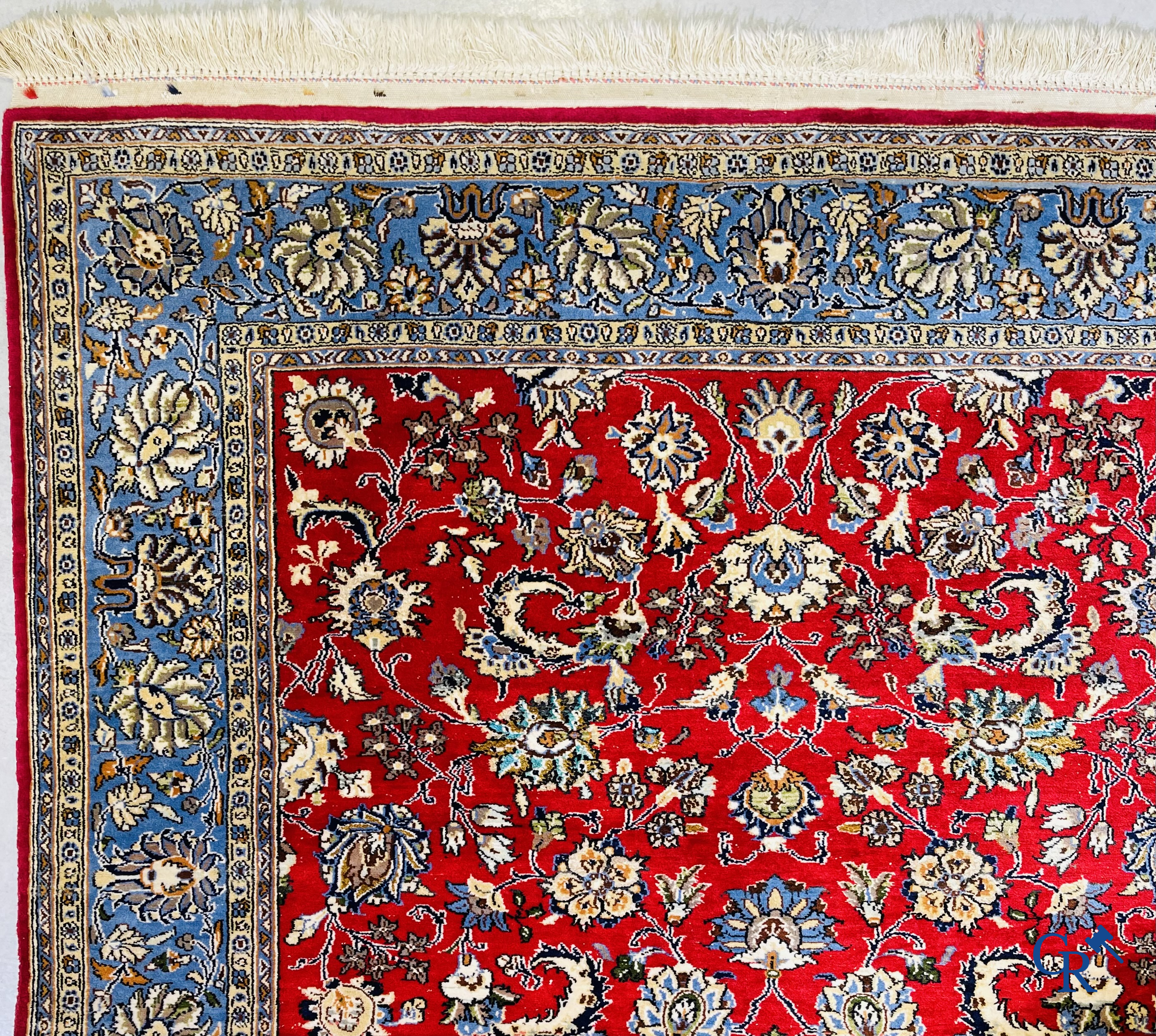 Tapis d'orient: Iran, tapis persan finement noué à la main avec un décor floral sur fond rouge et bleu.