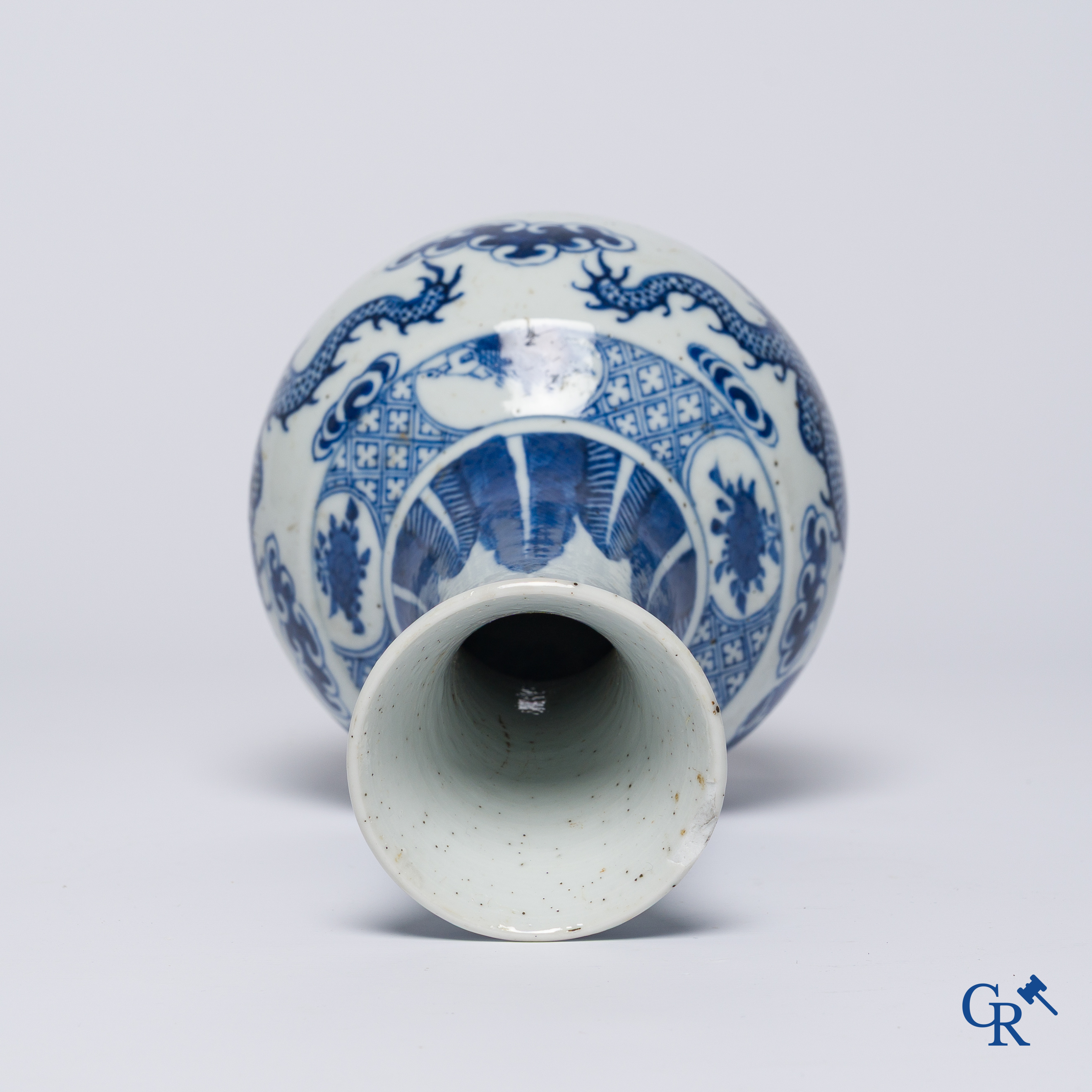 Aziatica, Chinees porselein. Een Chinese blauw-wit vaas met drakendecor. 18e-19e eeuw.