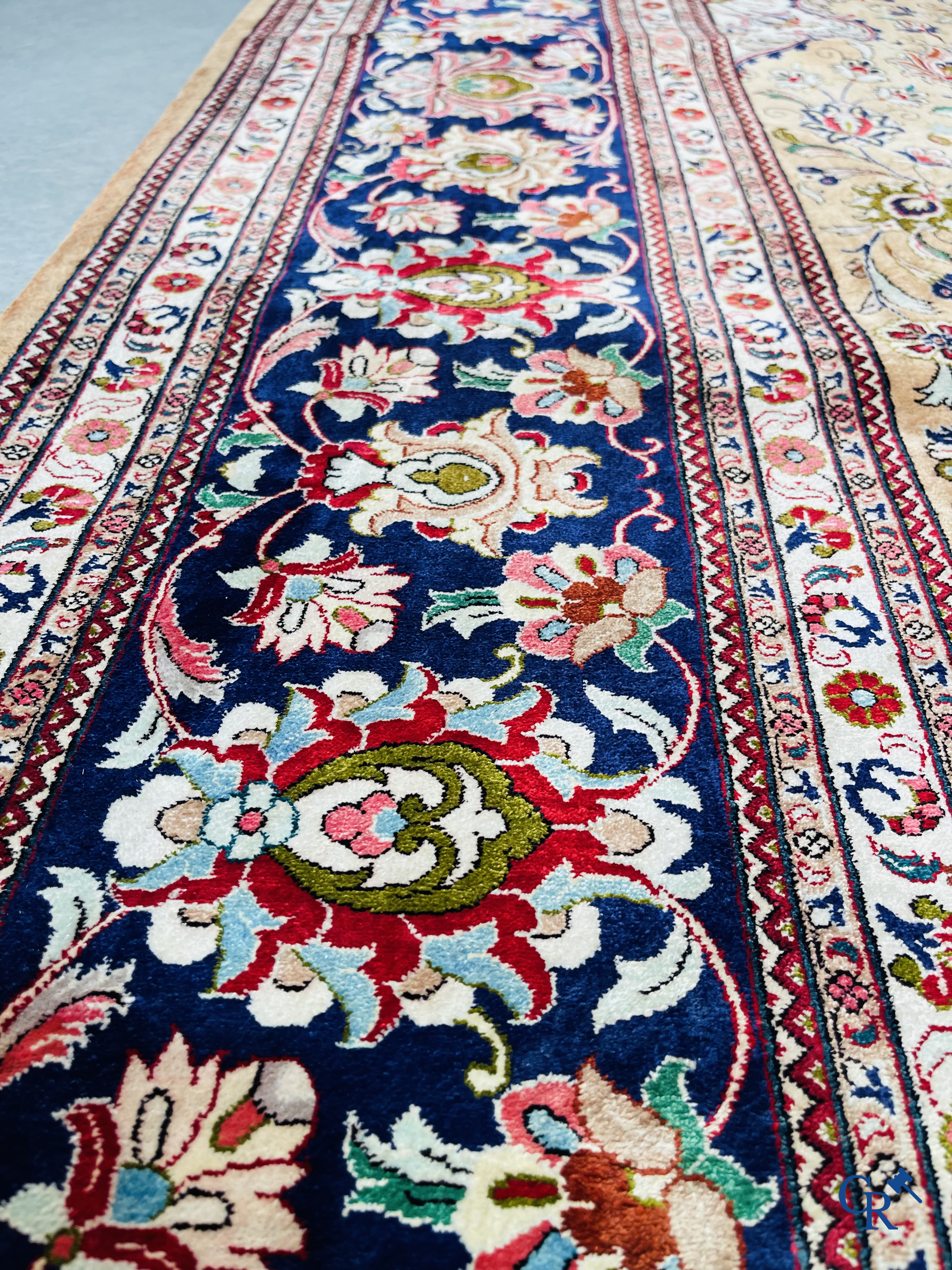 Tapis d'Orient: Ghoum, Iran. Exceptionnel tapis noué à la main en soie.