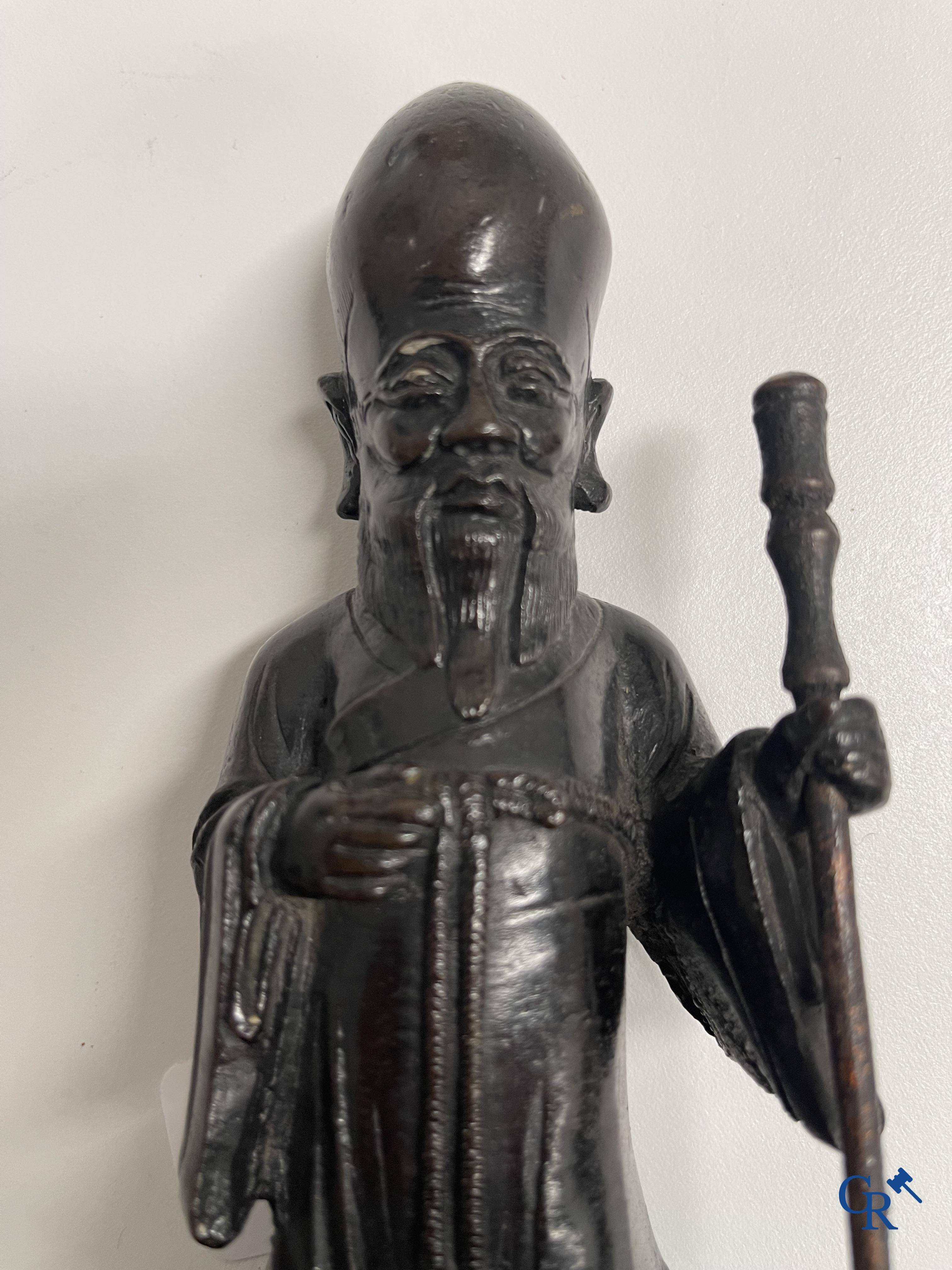 Aziatica, een Chinese bronzen figuur van een staande Shou Lao. Qing Dynastie.