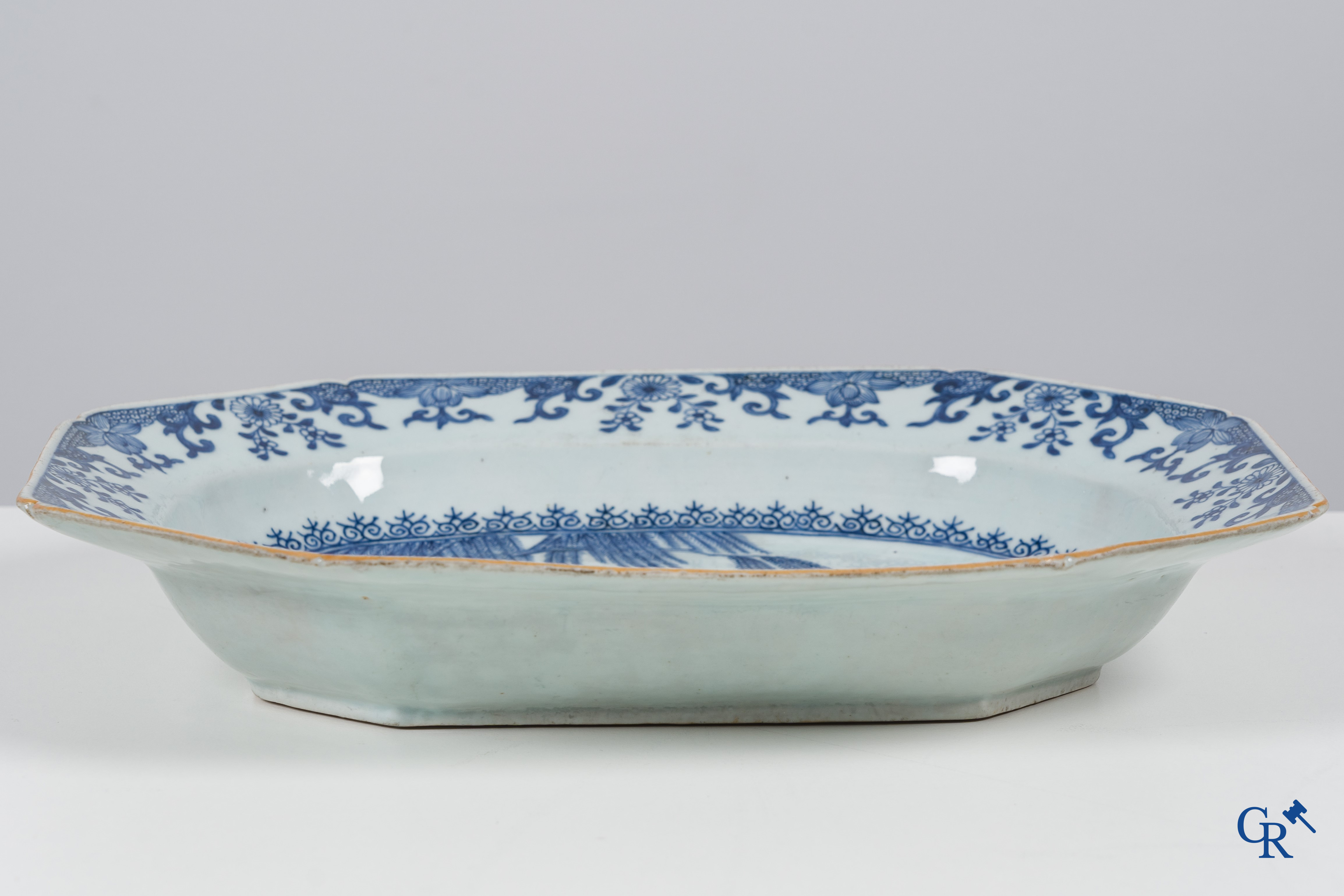 Asian Art, Chinese porcelain, a large Chinese octagonal dish in blue and white porcelain. Qianlong period.