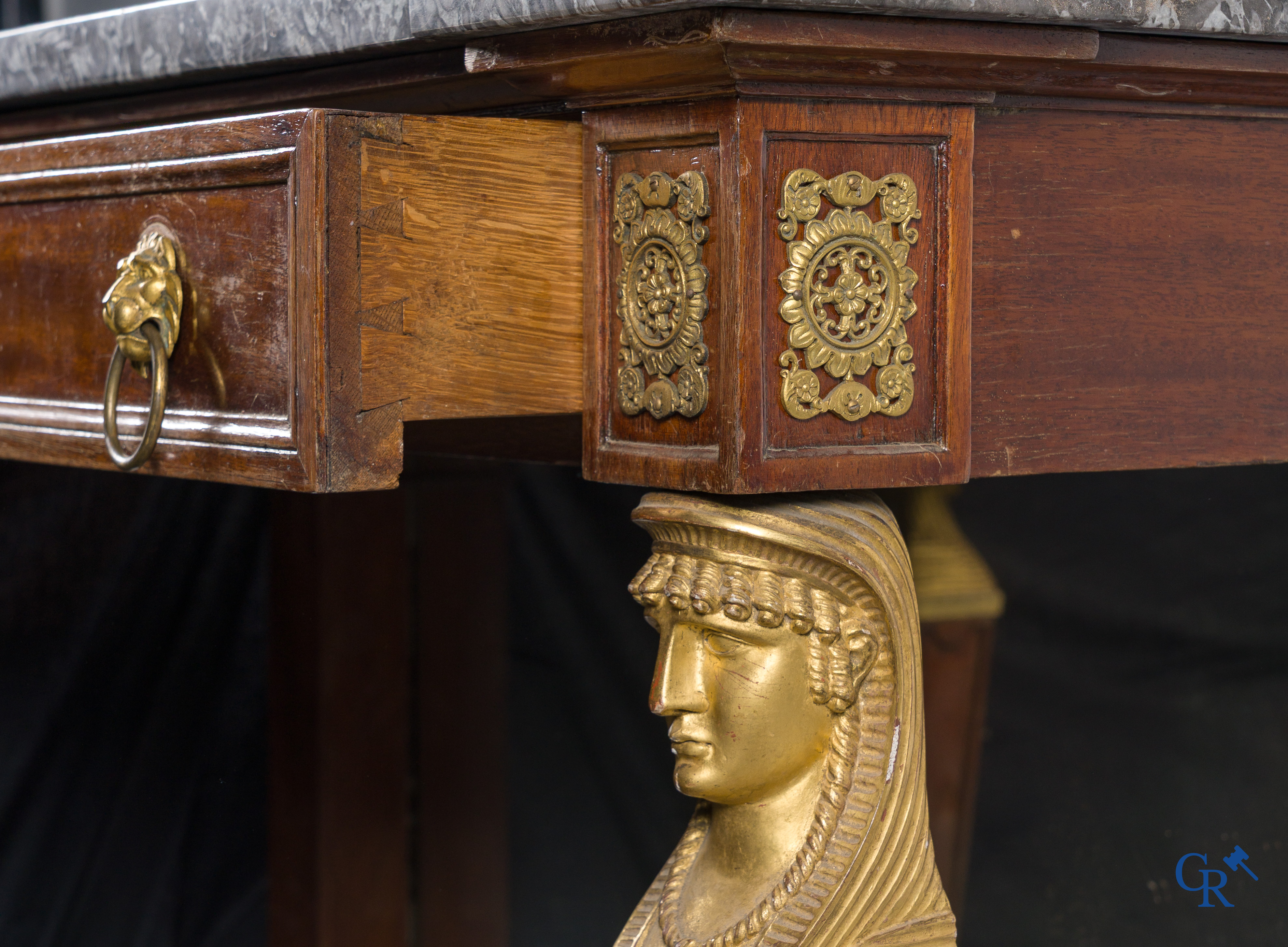 Empire tijdperk, een console in mahonie met vergulde Egyptische bustes. Gemerkt Jacob. Circa 1810.