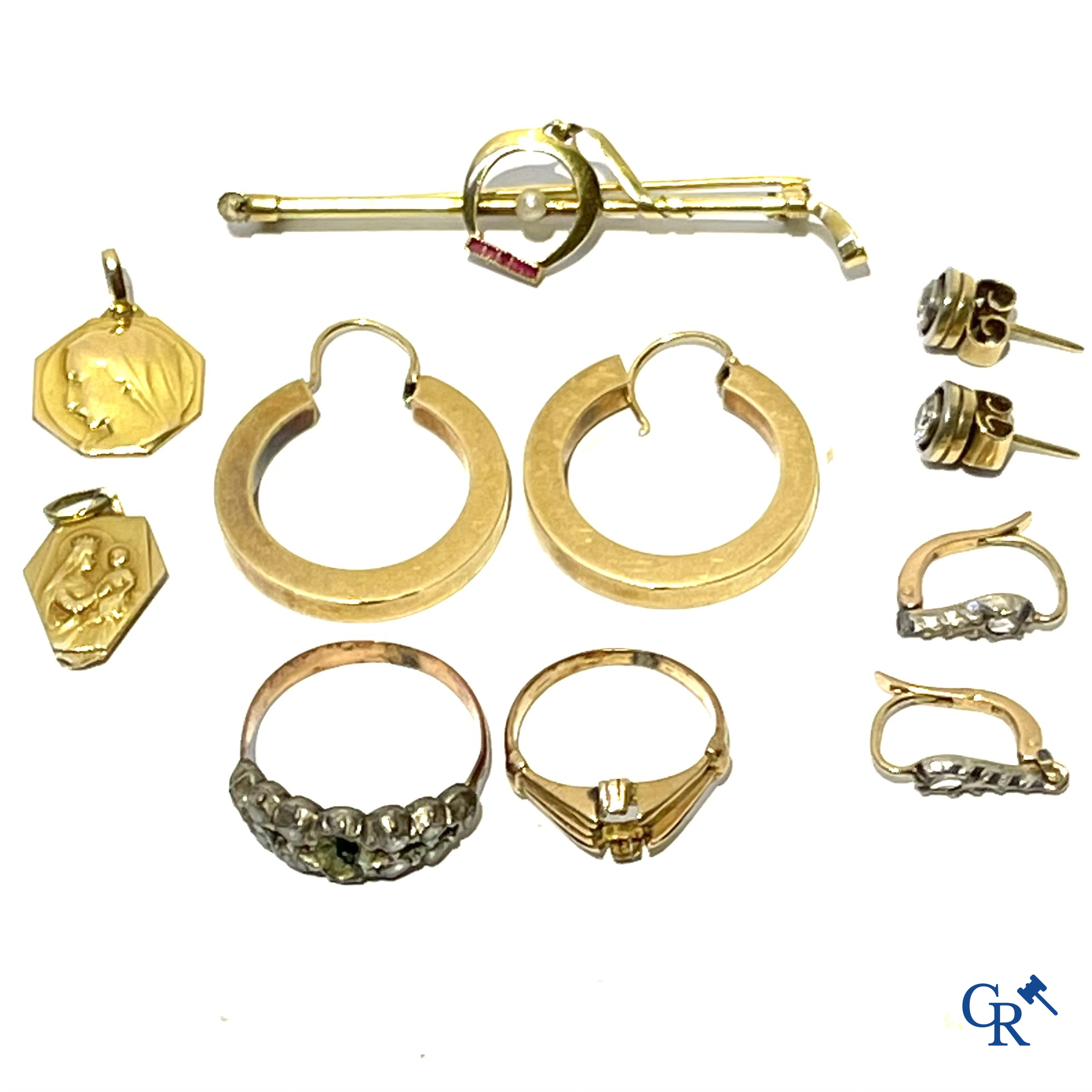 Juwelen, een lot met fantasiejuwelen, plaqué or en enkele in goud.