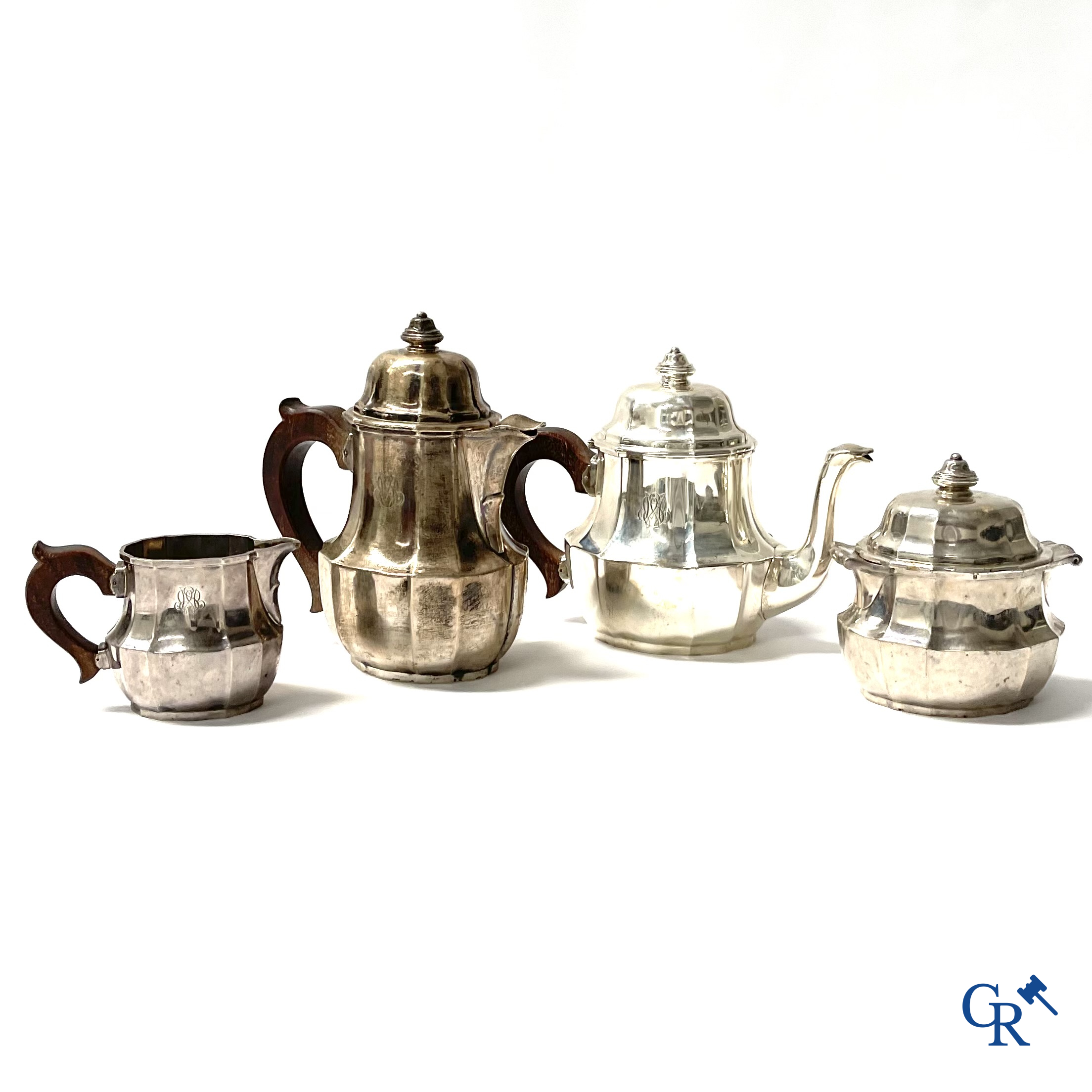 Tétard Frères, Paris. Een gedeelte van een koffie- en theeservies in zilver. Minerva hoofd keurstempel en Tétard.