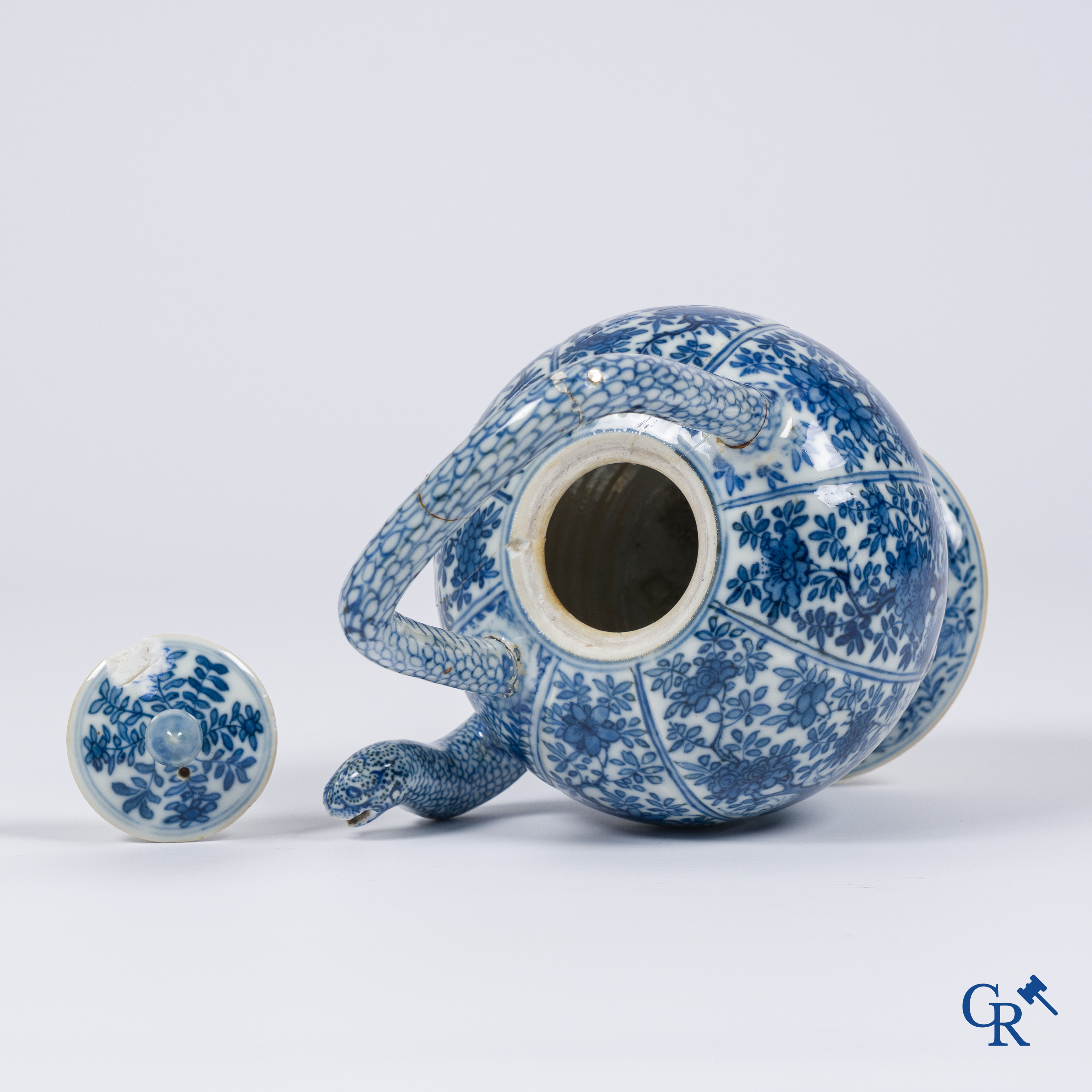 Aziatica, Chinees porselein. Een Chinese blauw-witte theepot met deksel. Kangxi.